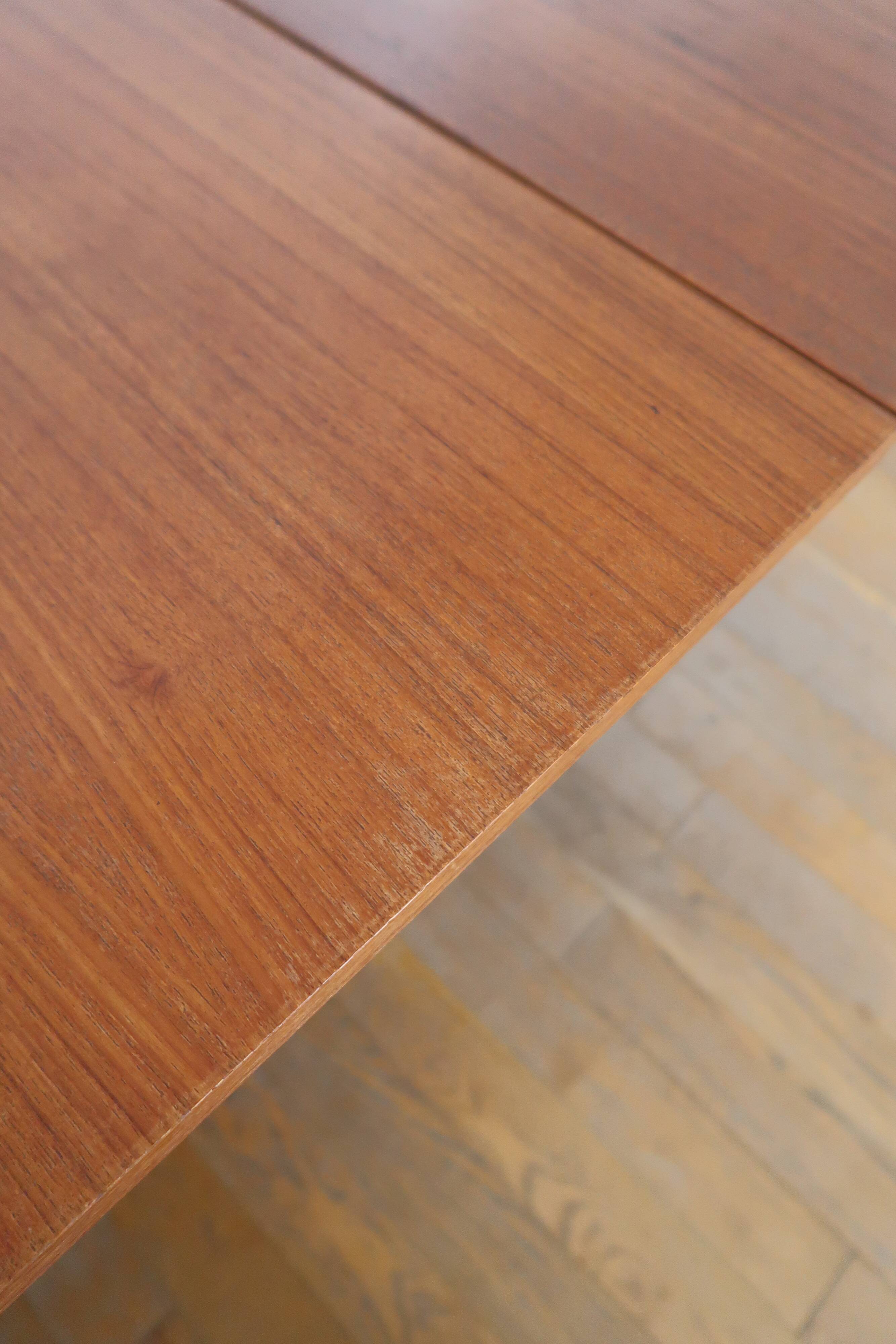 Extendable Scandinavian Round Table