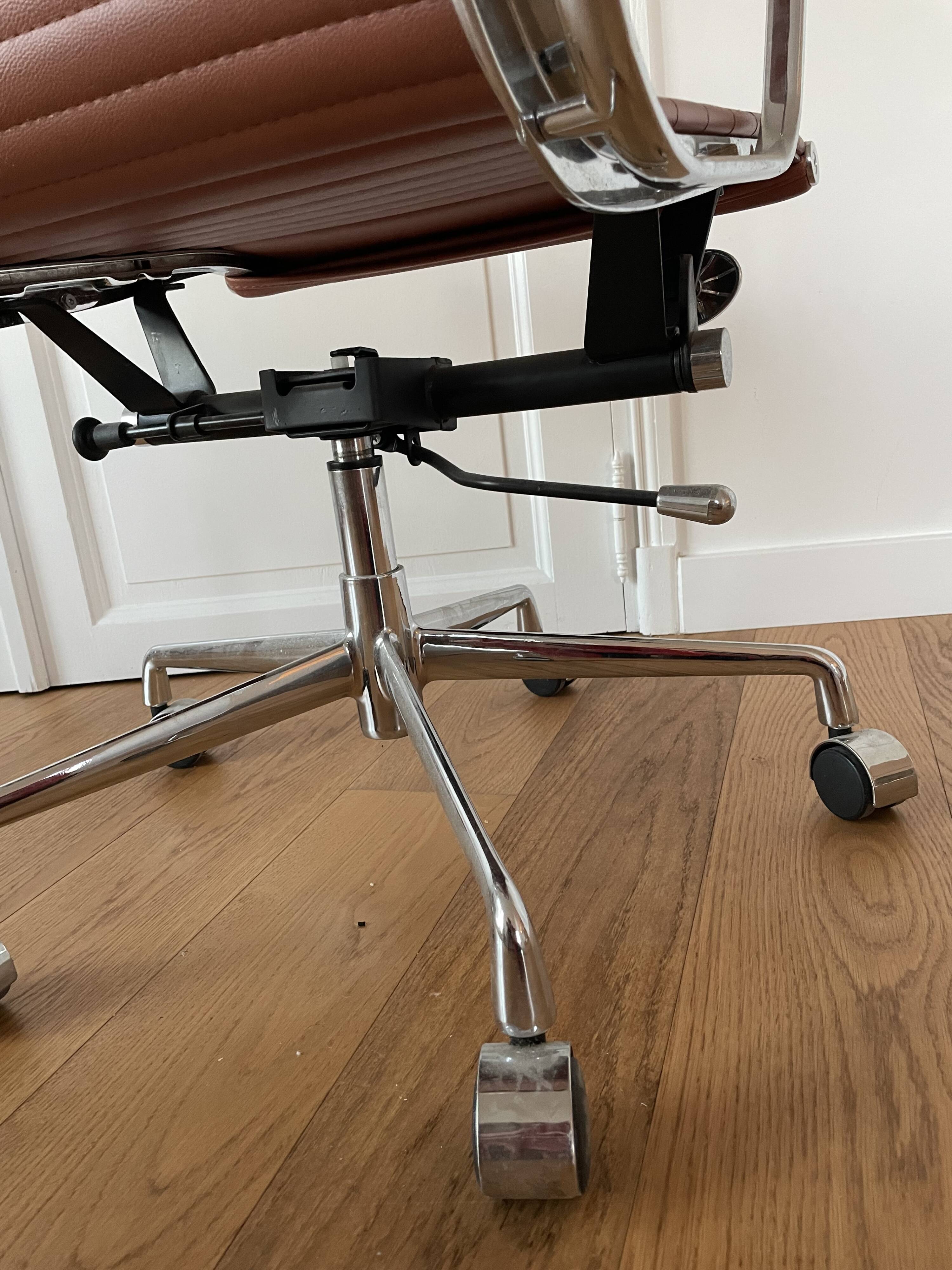 Eames style office chair with wheels