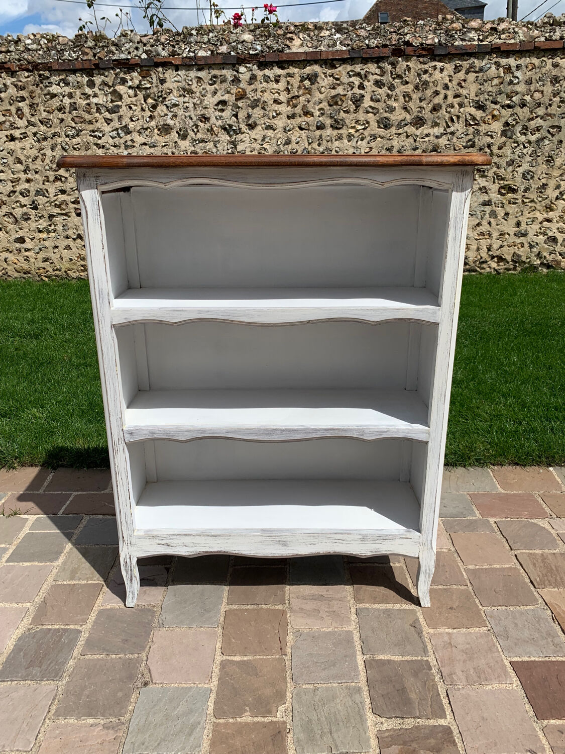 Patinated white bibus