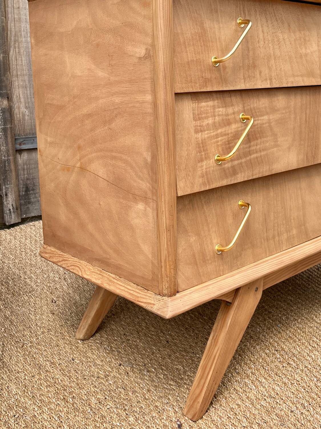 Commode pieds compas