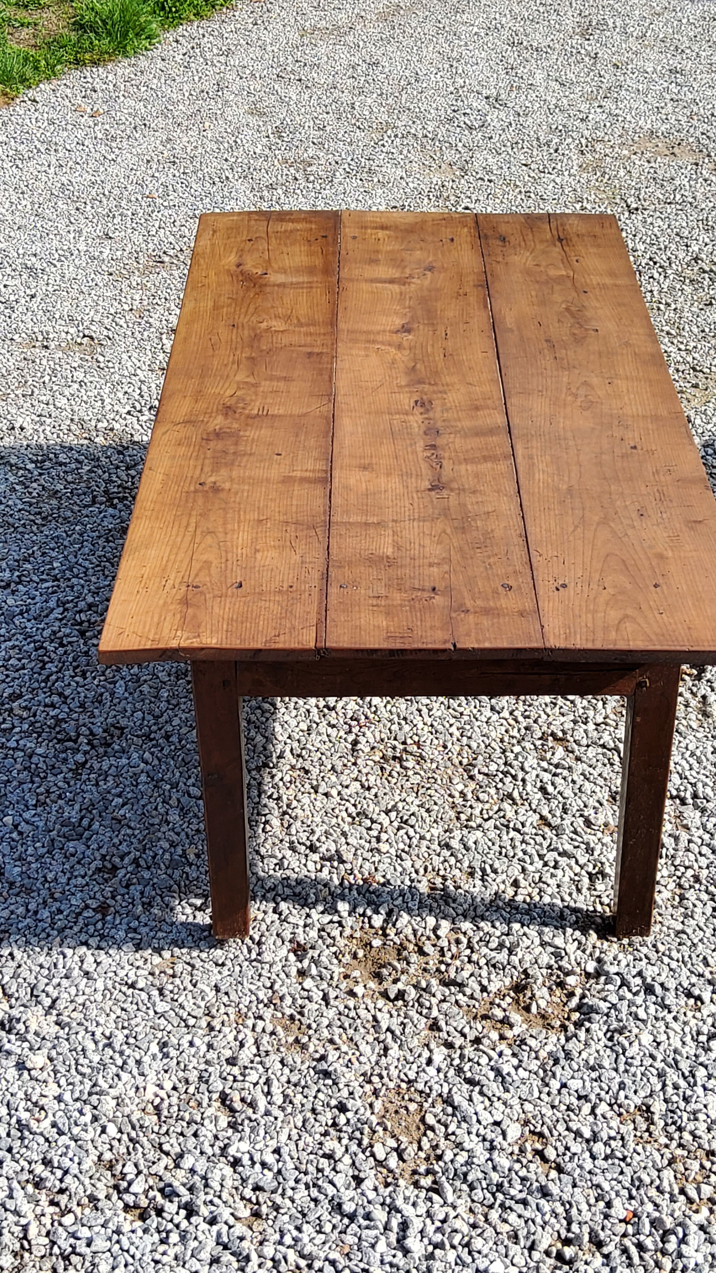 Table basse de ferme XIXième siècle plateau merisier piètement chêne 1 tiroir pieds fuseaux