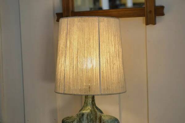 Lampe en céramique brutaliste signée avec abat-jour en lin 1950’s
