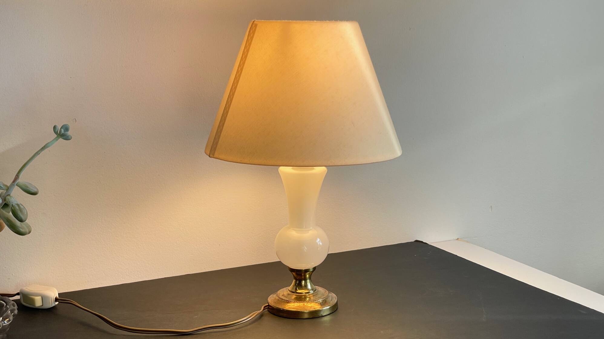 Chic lamp in opaline glass and vintage brass