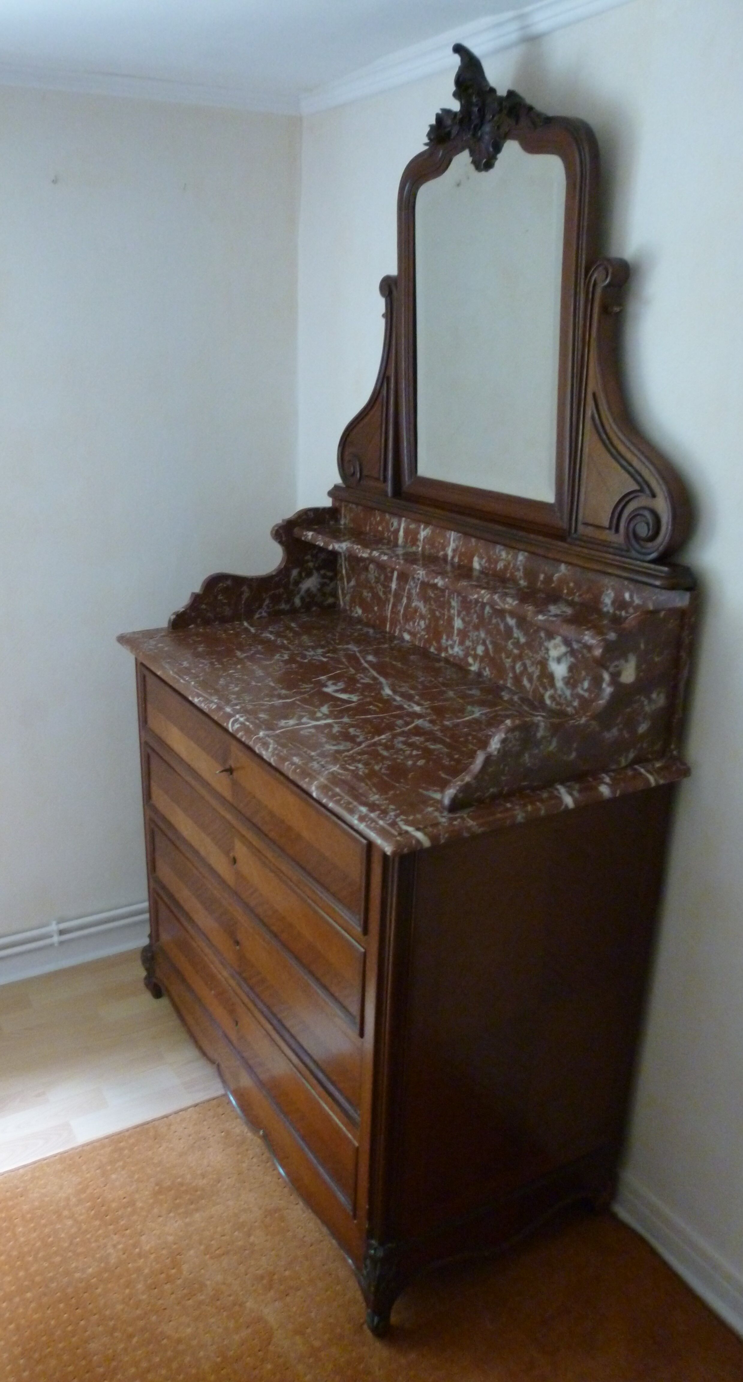 Meuble de toilette en marbre rose et miroir