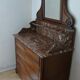 Meuble de toilette en marbre rose et miroir