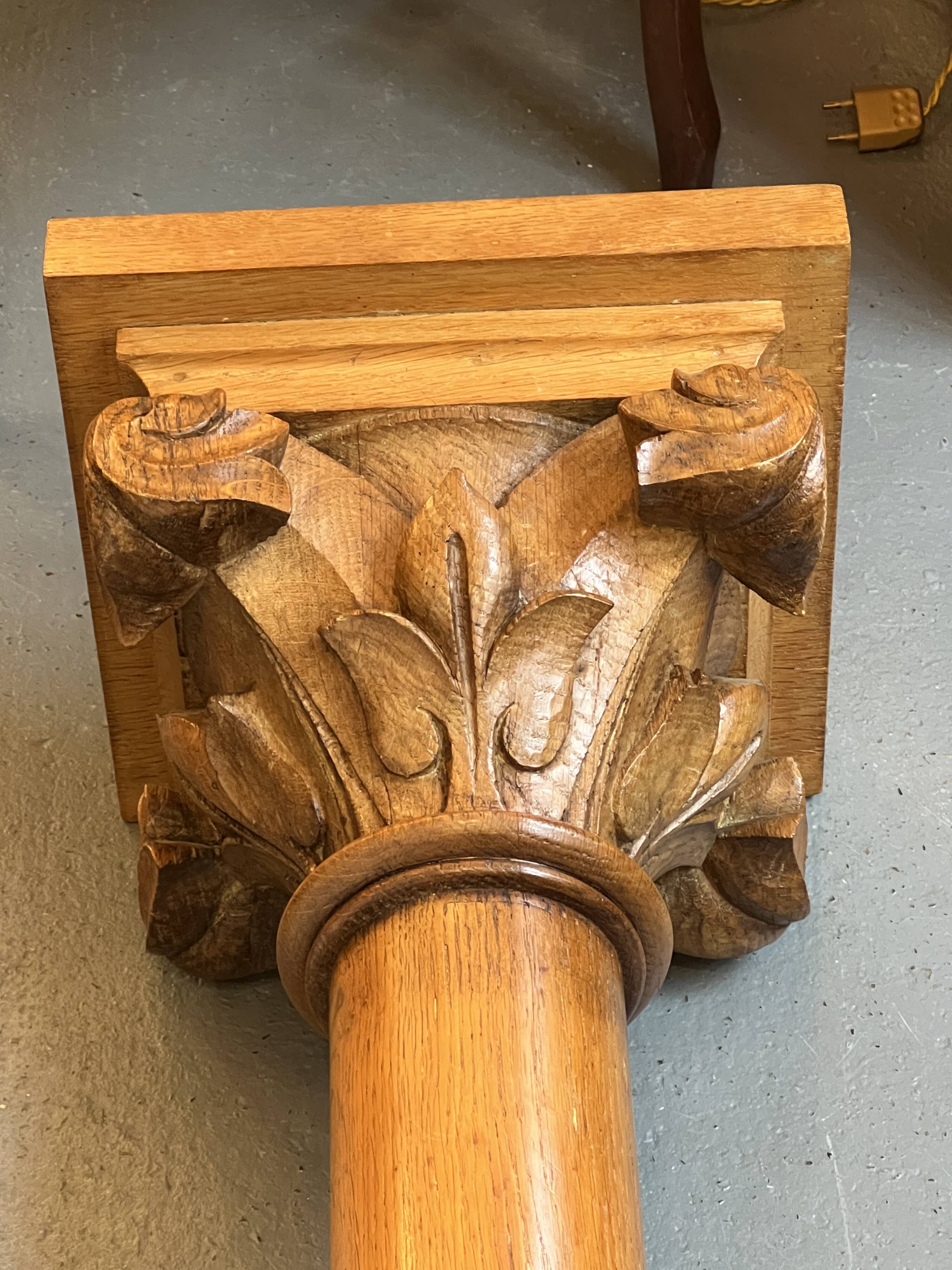 Pair of columns in light oak carved from the late 19th century, good quality, capital