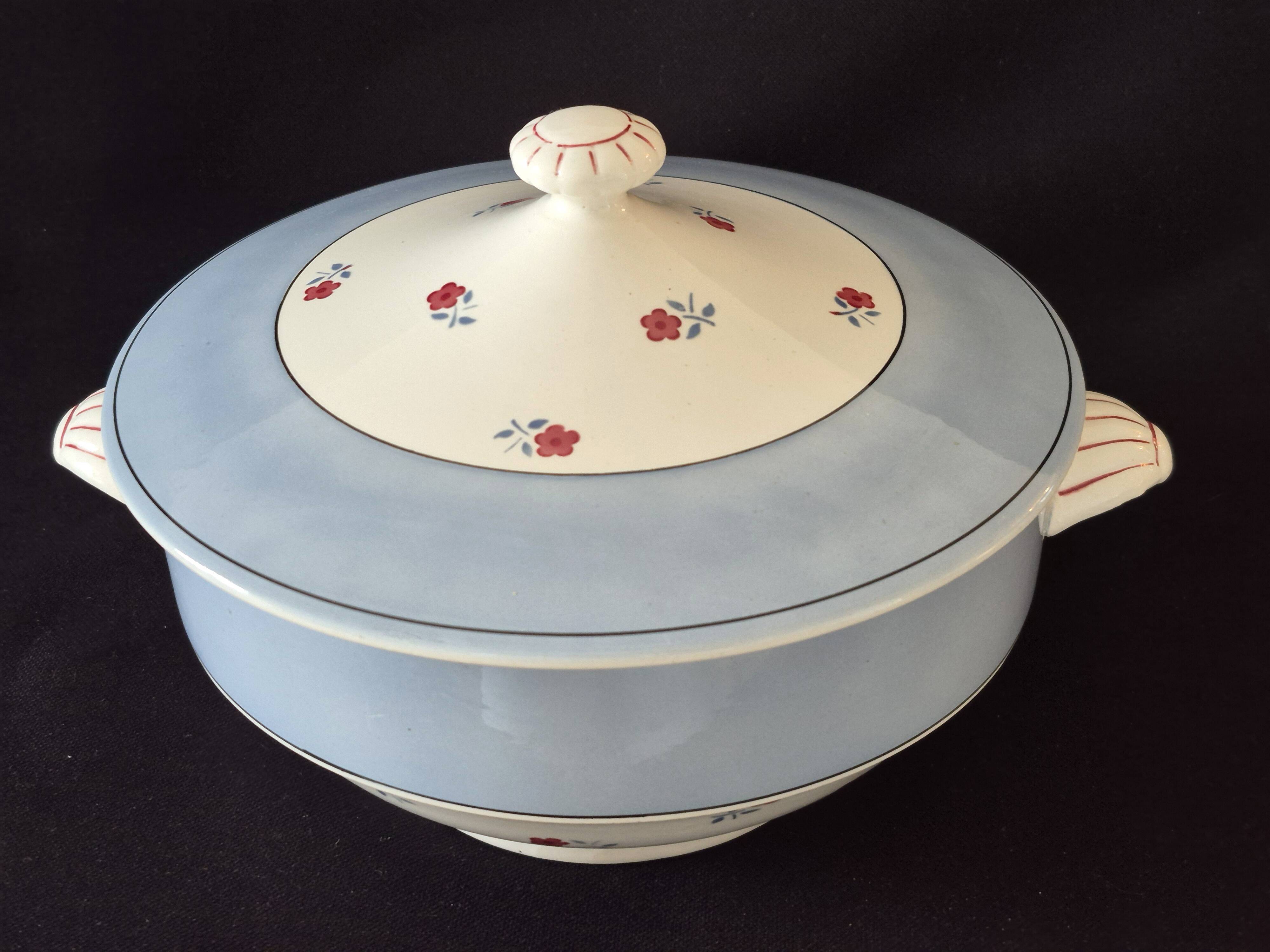 Grand légumier (soupière) en faïence de Digoin Sarreguemines, modèle AIX