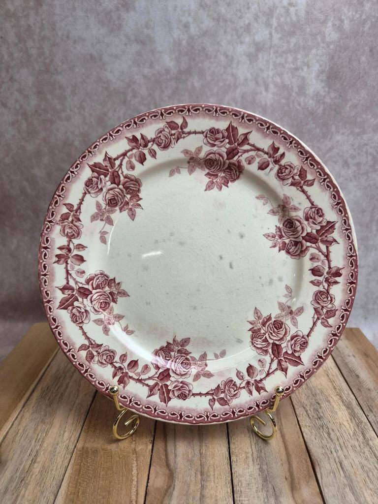 Flat plate ironstone H. Boulenger Choisy-le-roi Paris model – burgundy roses