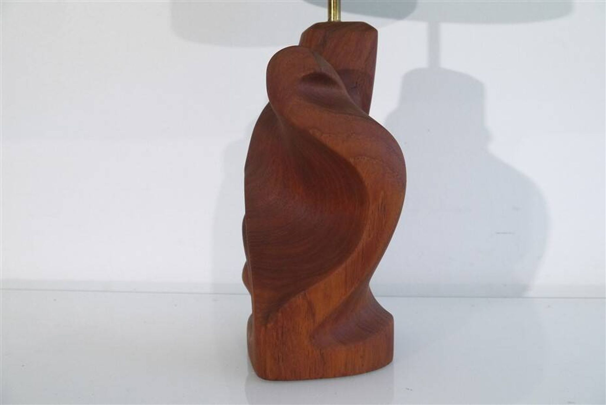 Lampe scandinave en teck monoxyle 1960