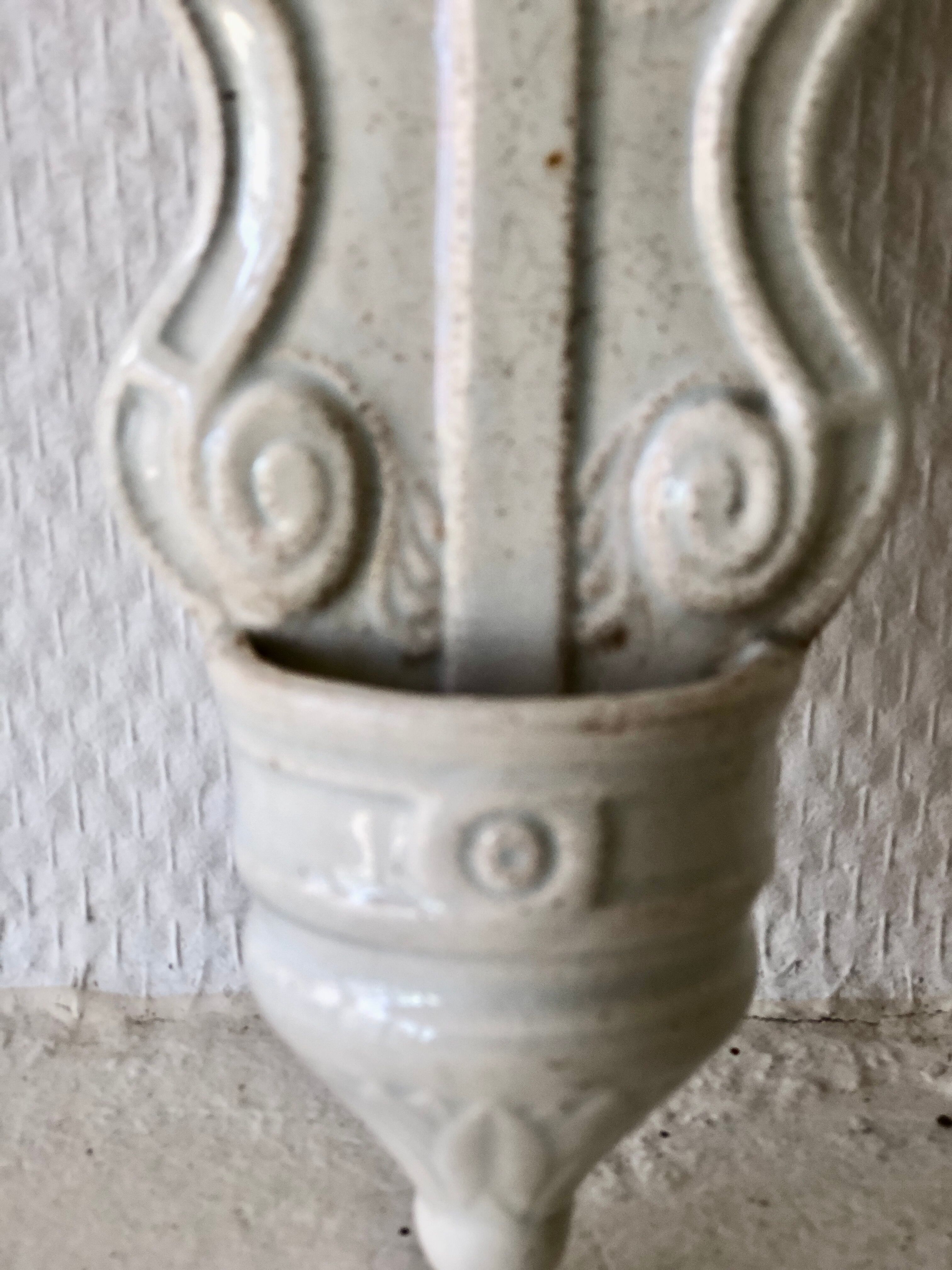 Benitier en faience signe Gien
