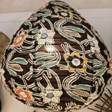 Suspension in printed fabric in the shape of a pear.