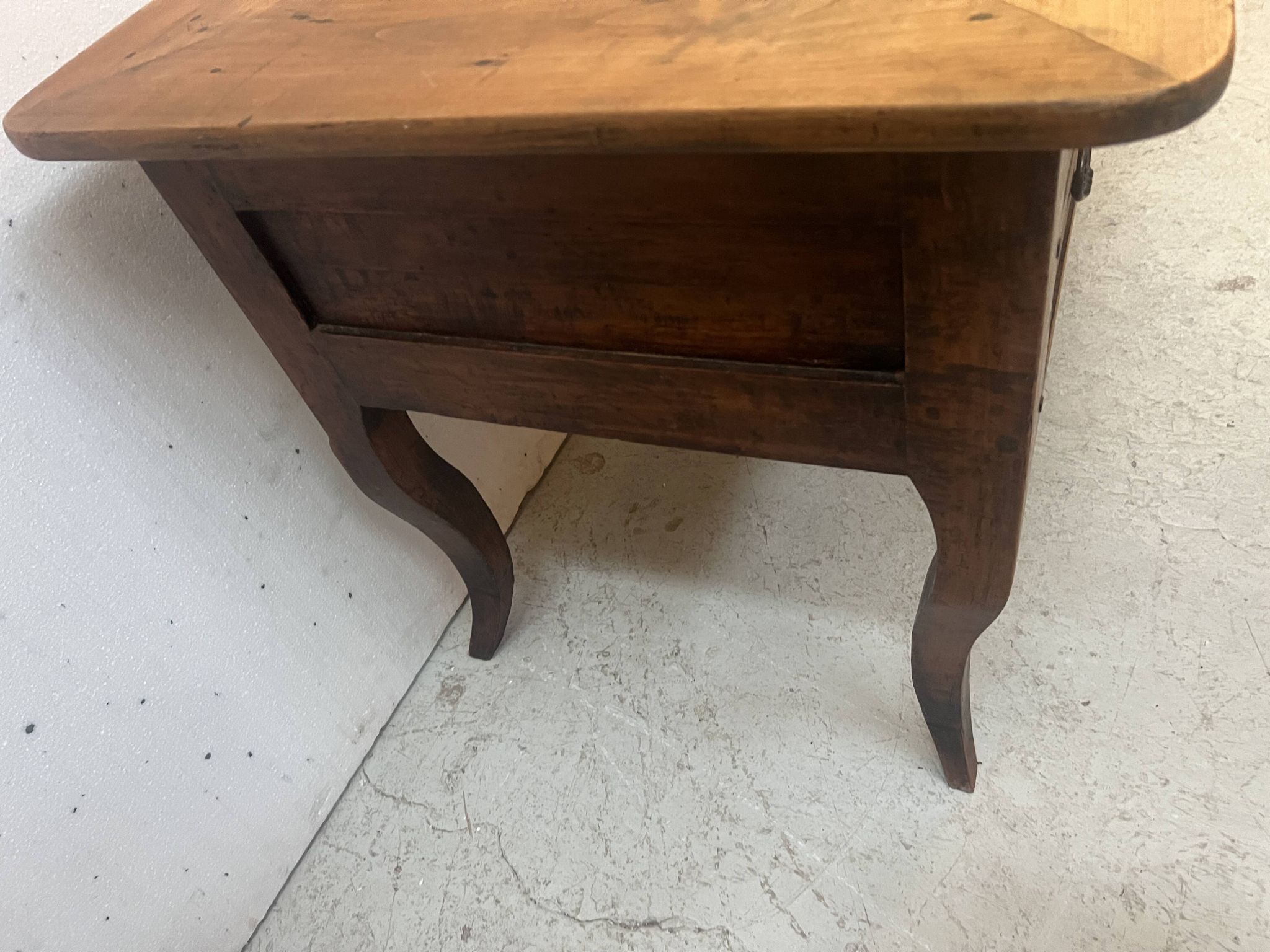 Bureau provincial marqueté en merisier massif XX siècle