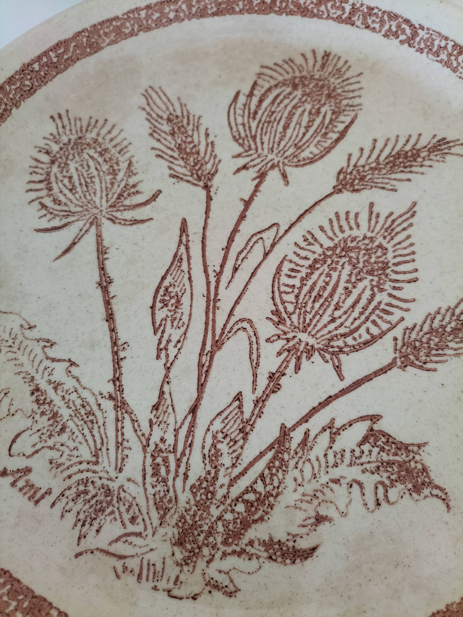 A pair of vintage plates with a rust-brown thistle design – 1950s.