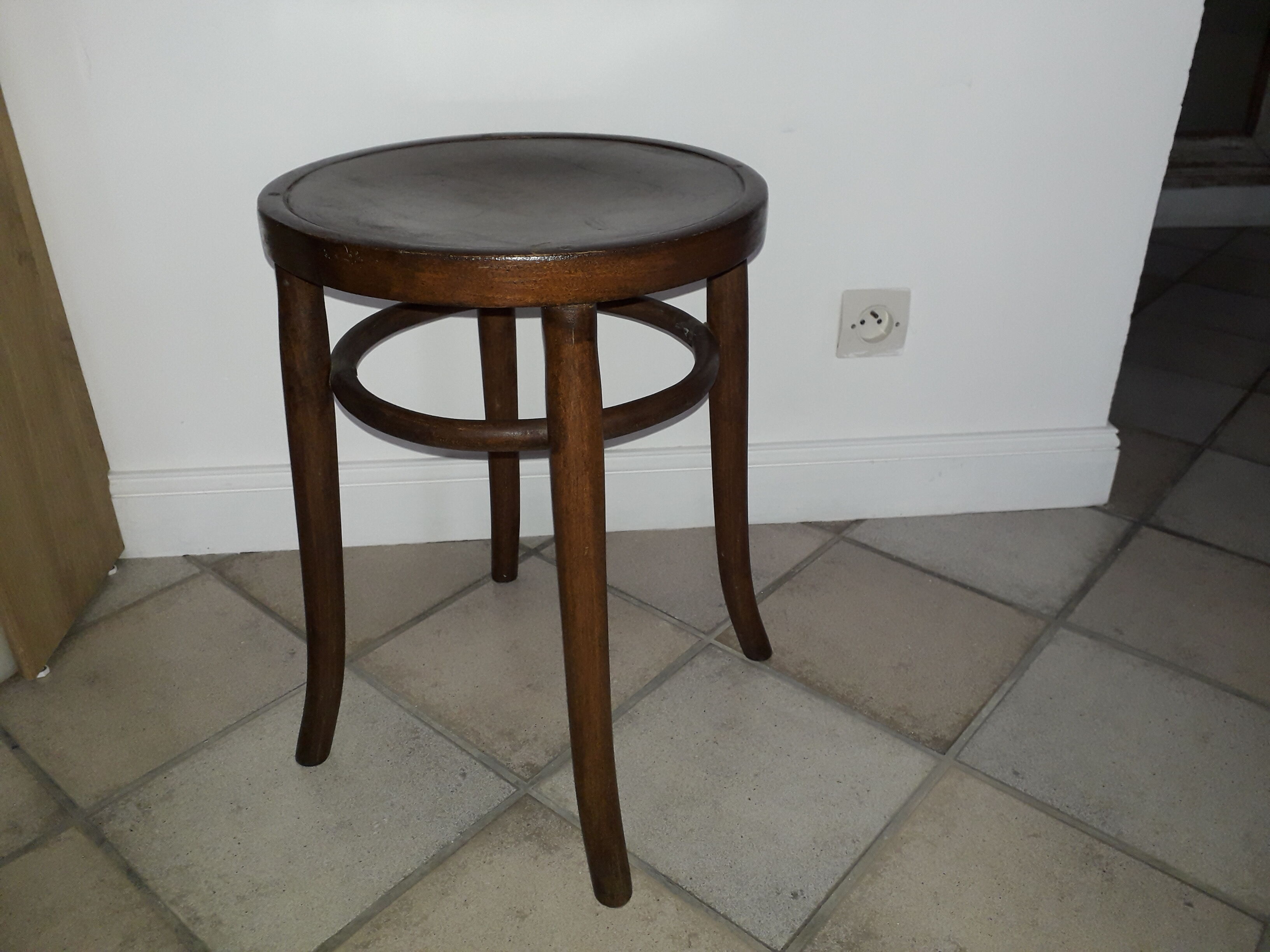 Curved wooden stool Luterma