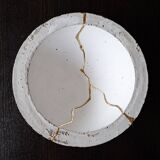 Coupe en béton, teintée cirée, incrustée de coulures à la feuille d'or dans une inspiration Kintsugi