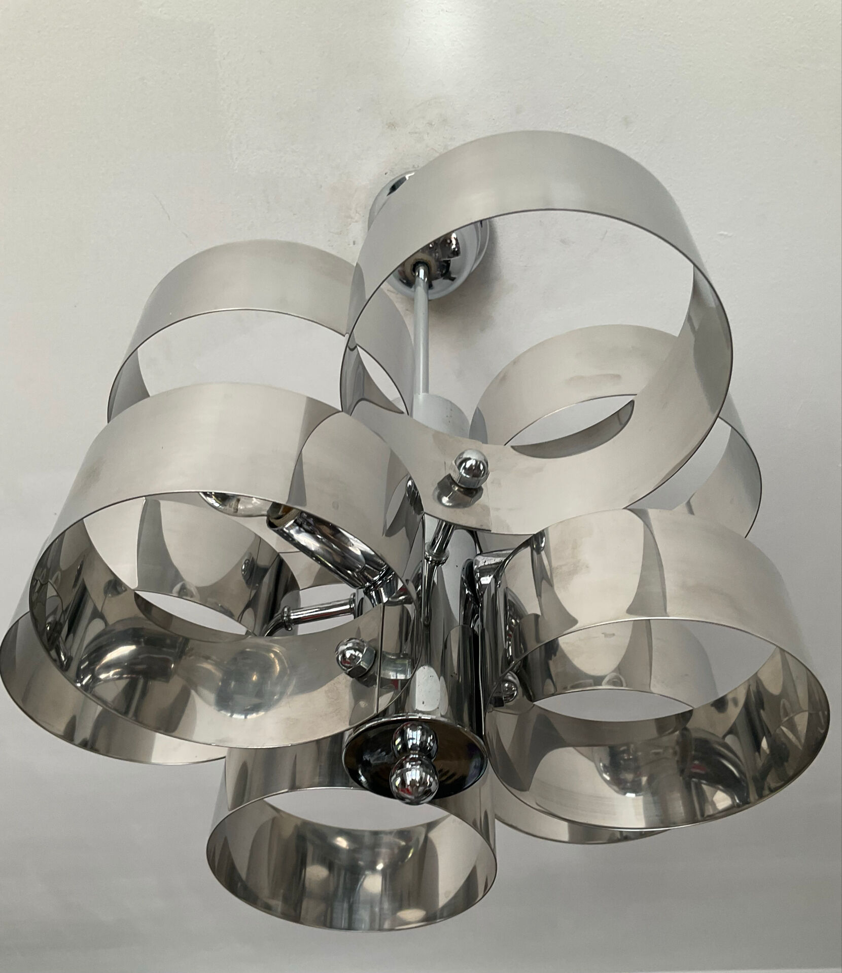 Chrome metal Space Age Sciolari chandelier from the 1970s.