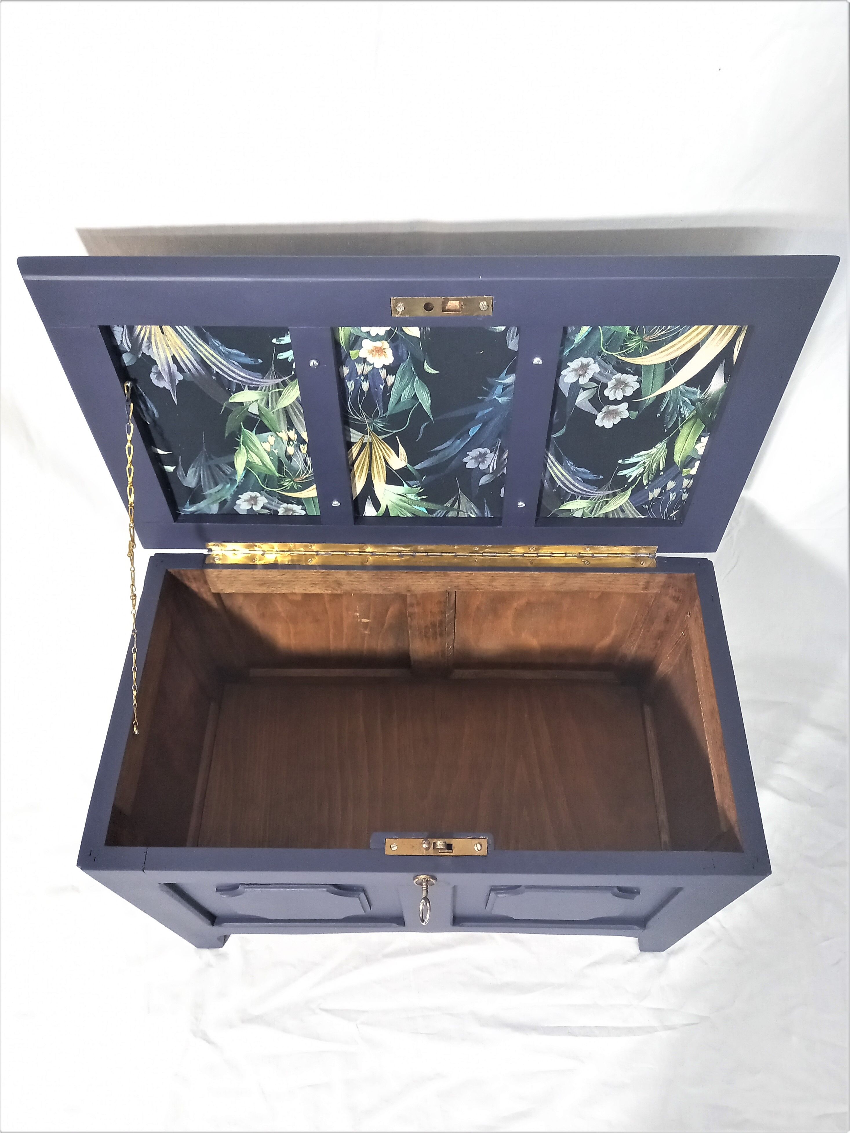 Chest in denim blue with seat top