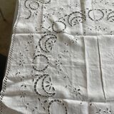 Nappe ancienne brodée richelieu en lin blanc