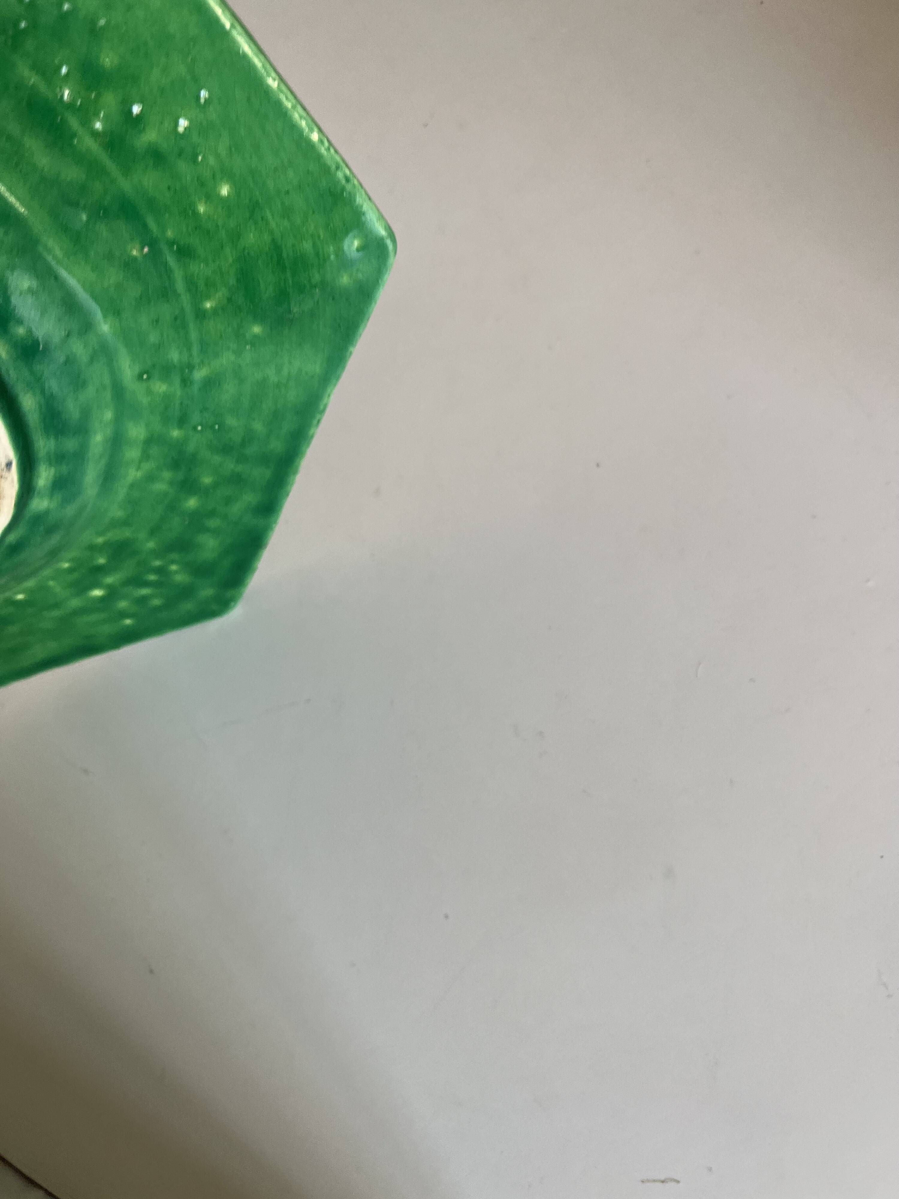 Plat néoclassique octogonal perles en terre vernissée vert XL