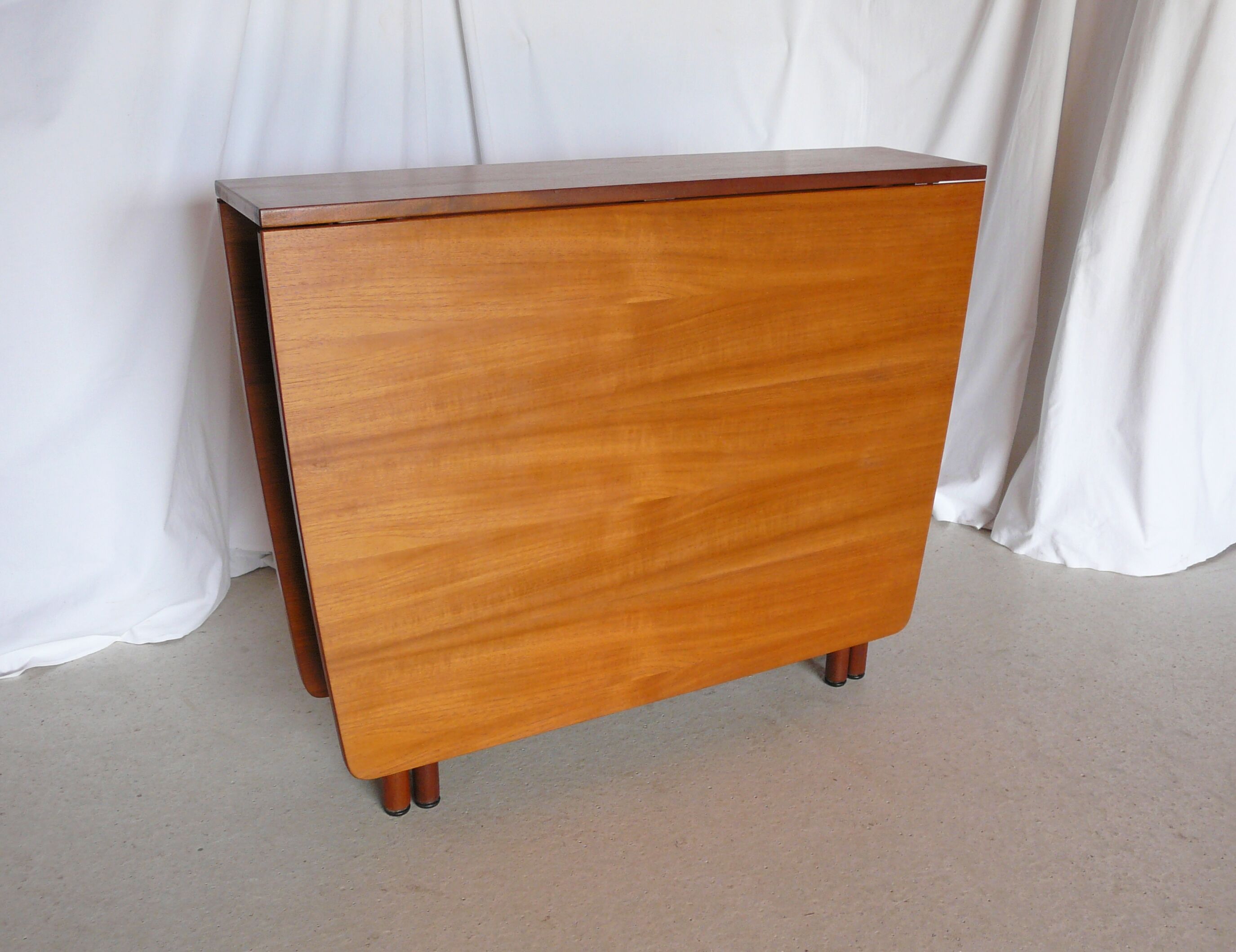 Scandinavian folding table in Mc Intosh teak