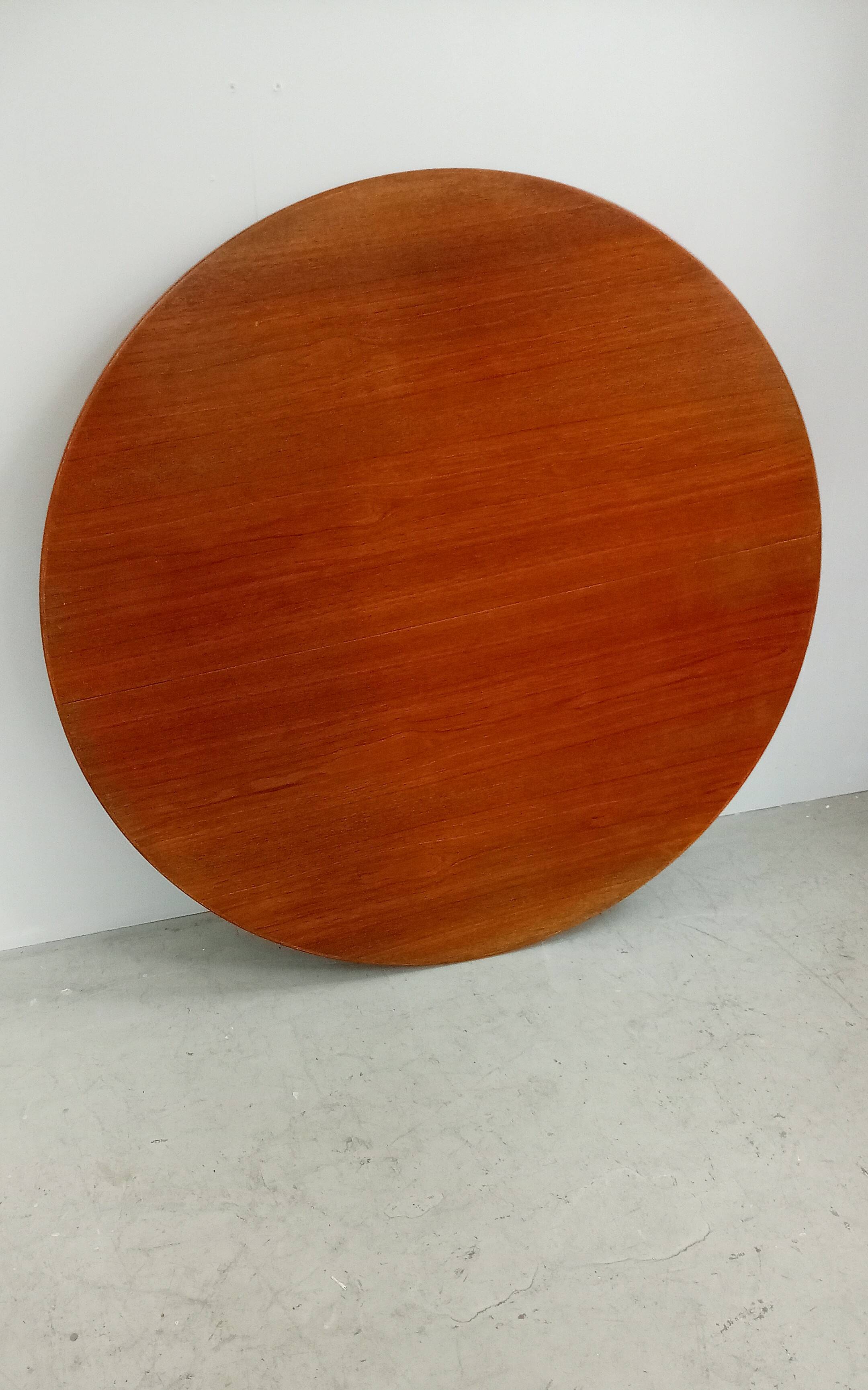 Danish round dining table by Sören Willadsen in teak, 60s