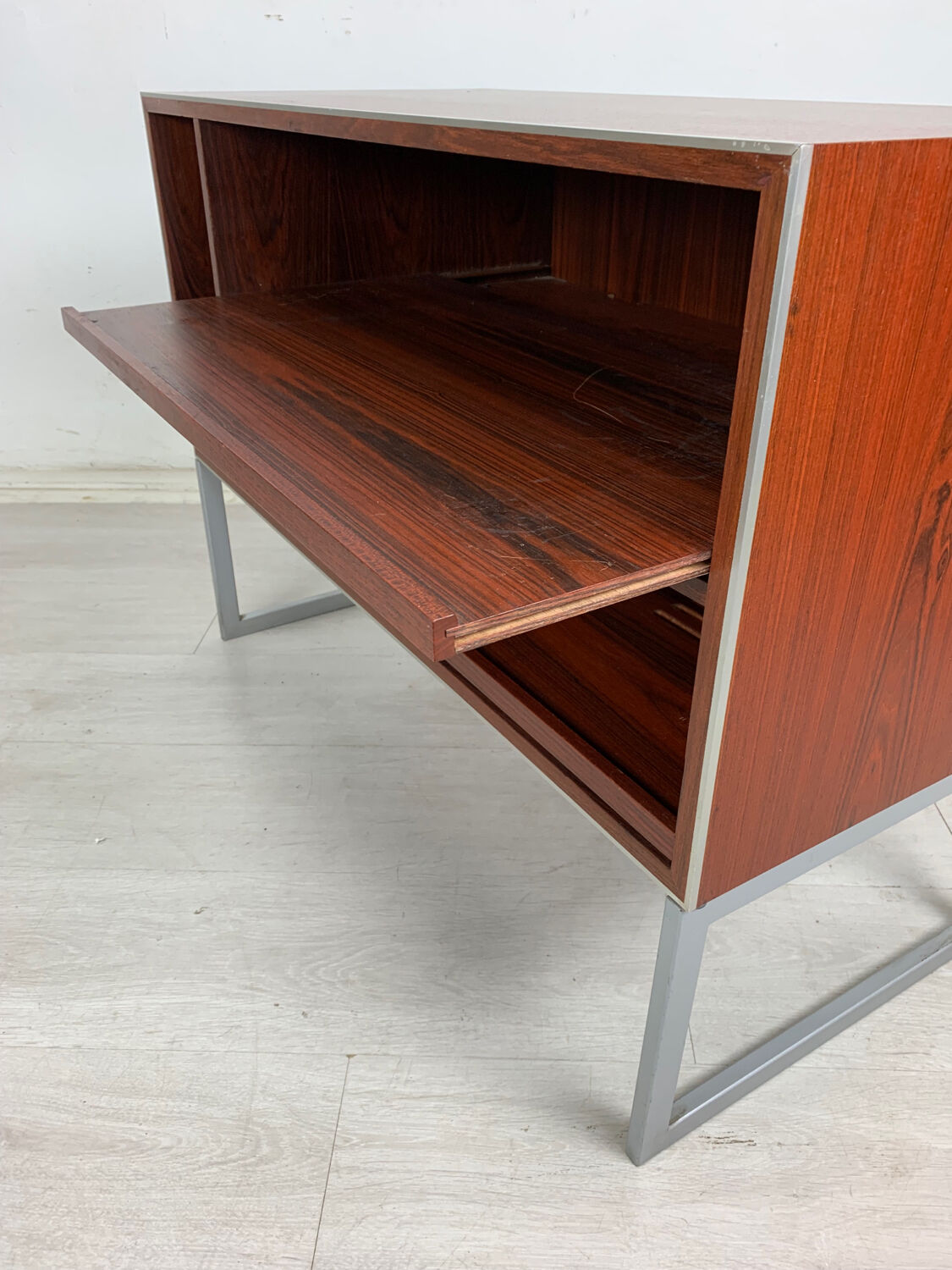 Hi-fi bang and olufsen cabinet