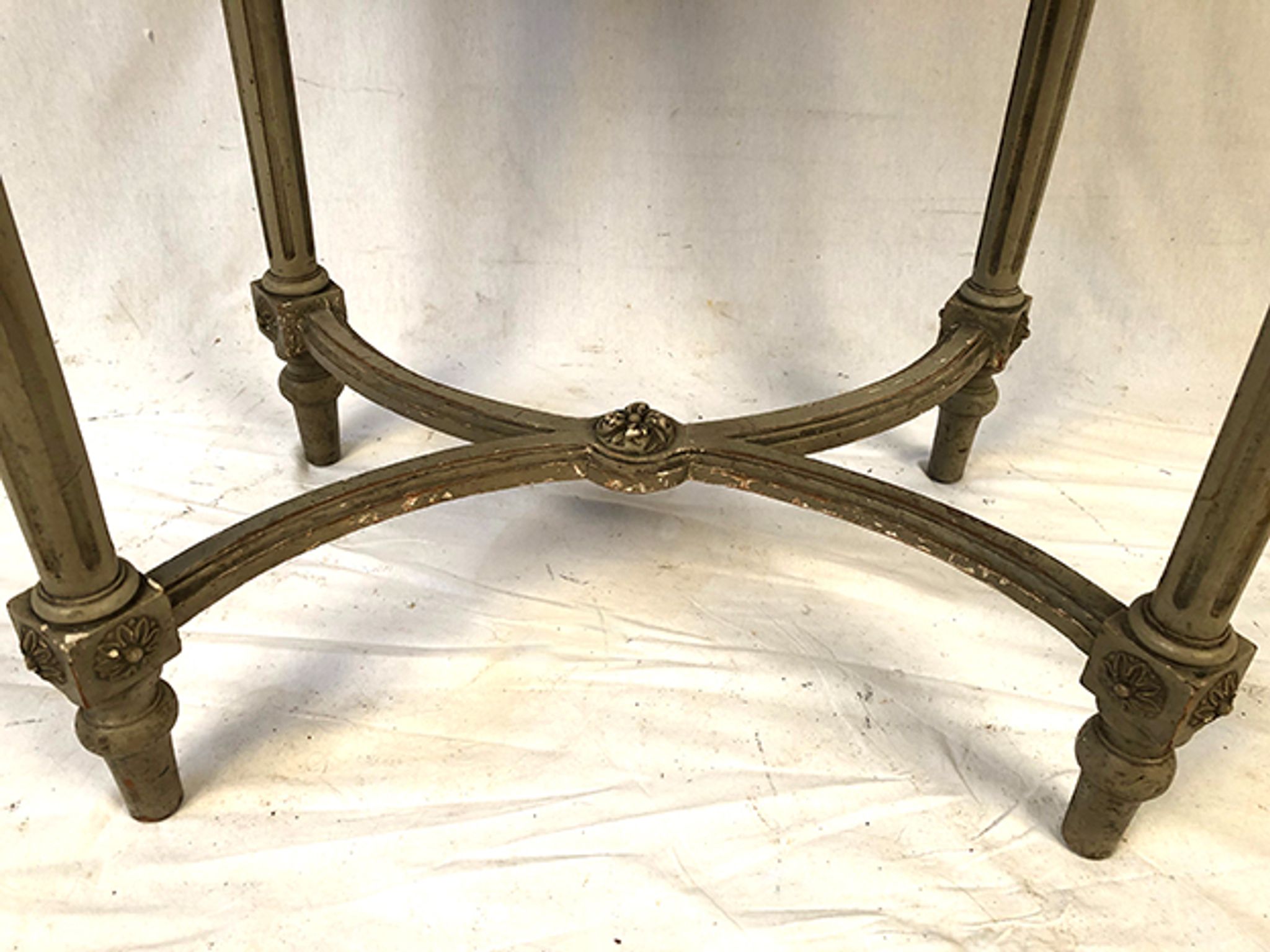 Guéridon ovale de style Louis XVI en bois laqué gris