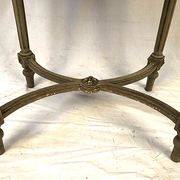 Guéridon ovale de style Louis XVI en bois laqué gris