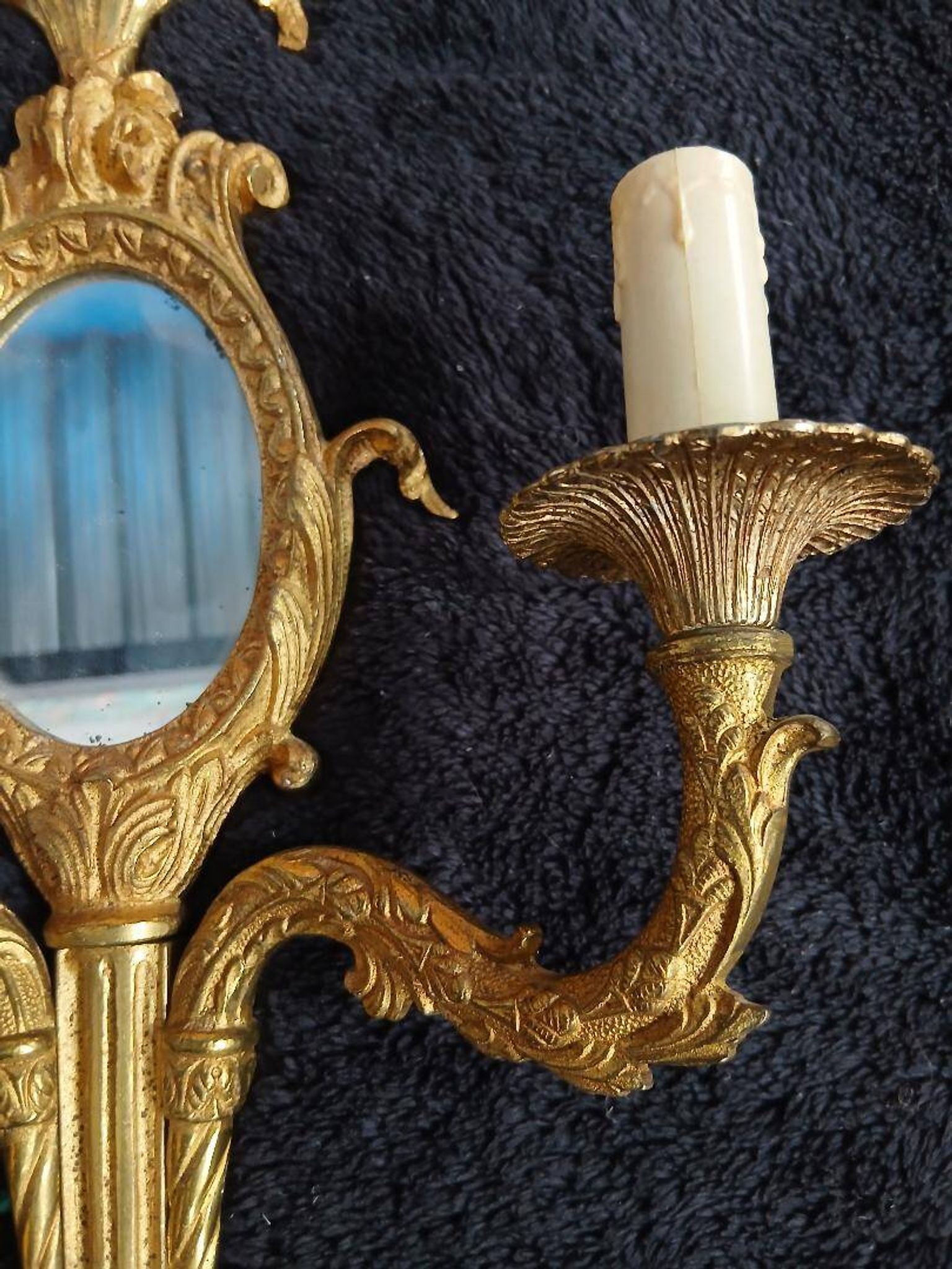 Pair of wall sconces with mirrors. Putti. Bronze. Floral Art Nouveau.