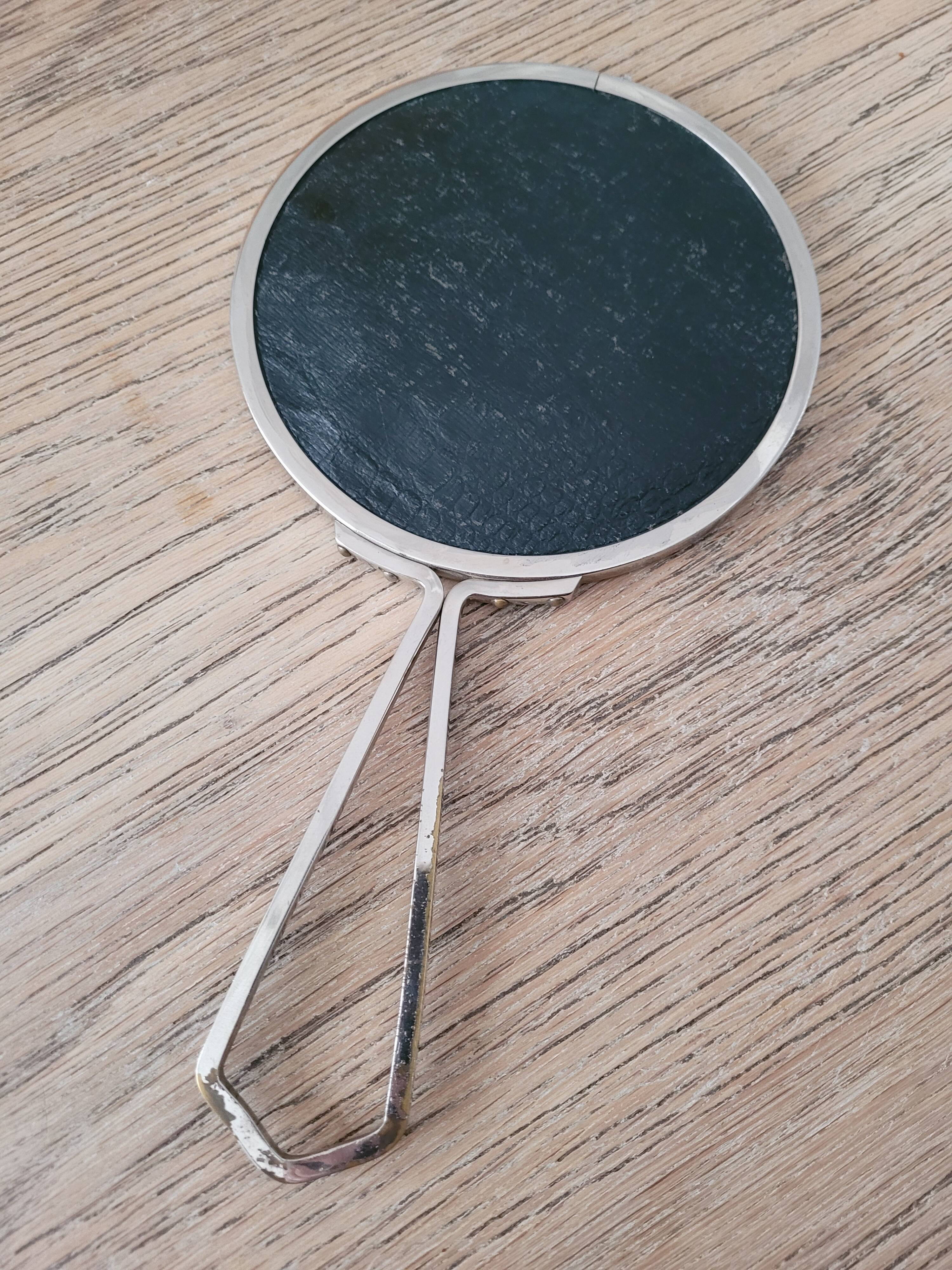 Mirror "face to hand" in chromed metal