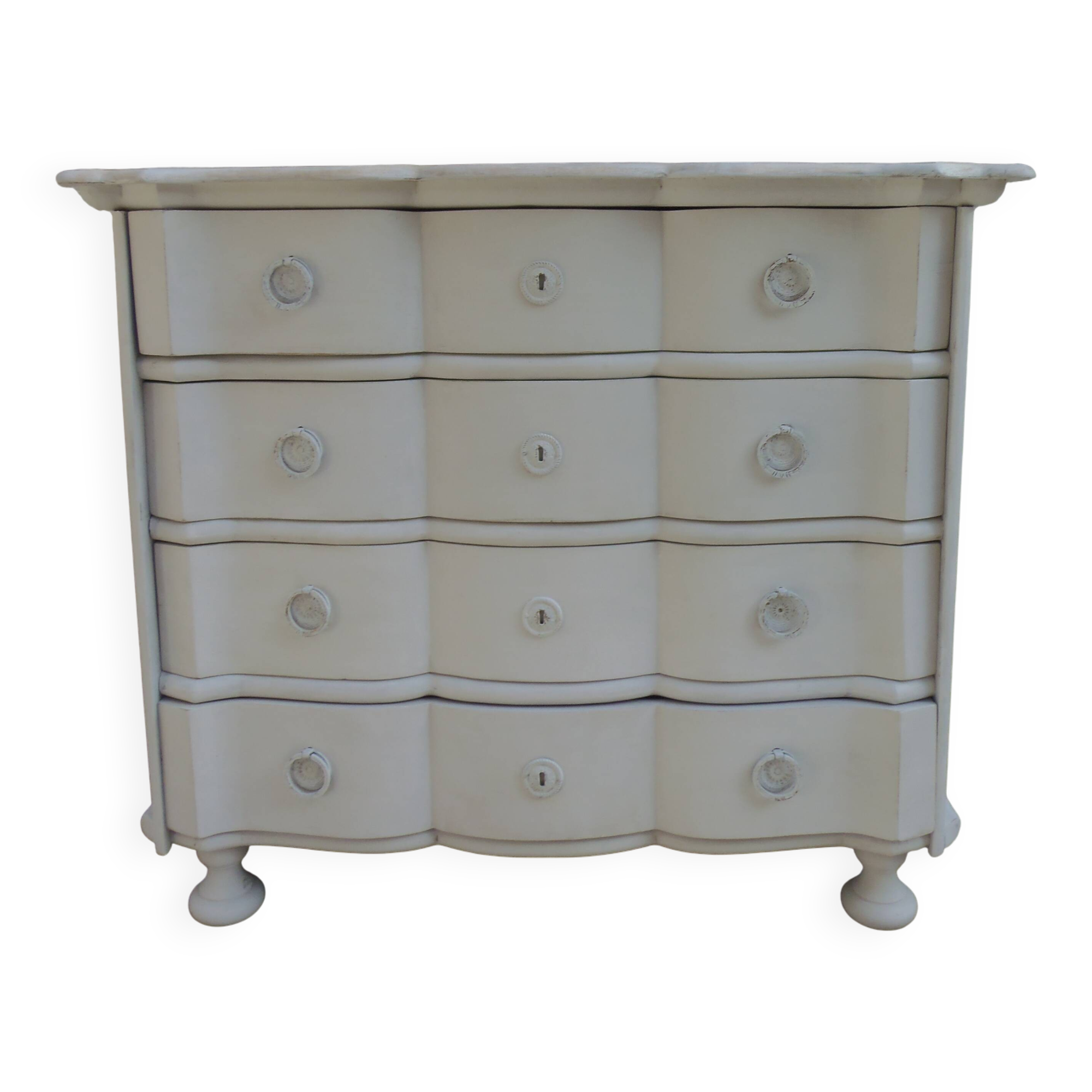 Commode arbalète de belle facture sublimée en gris perle, plateau blanchi.