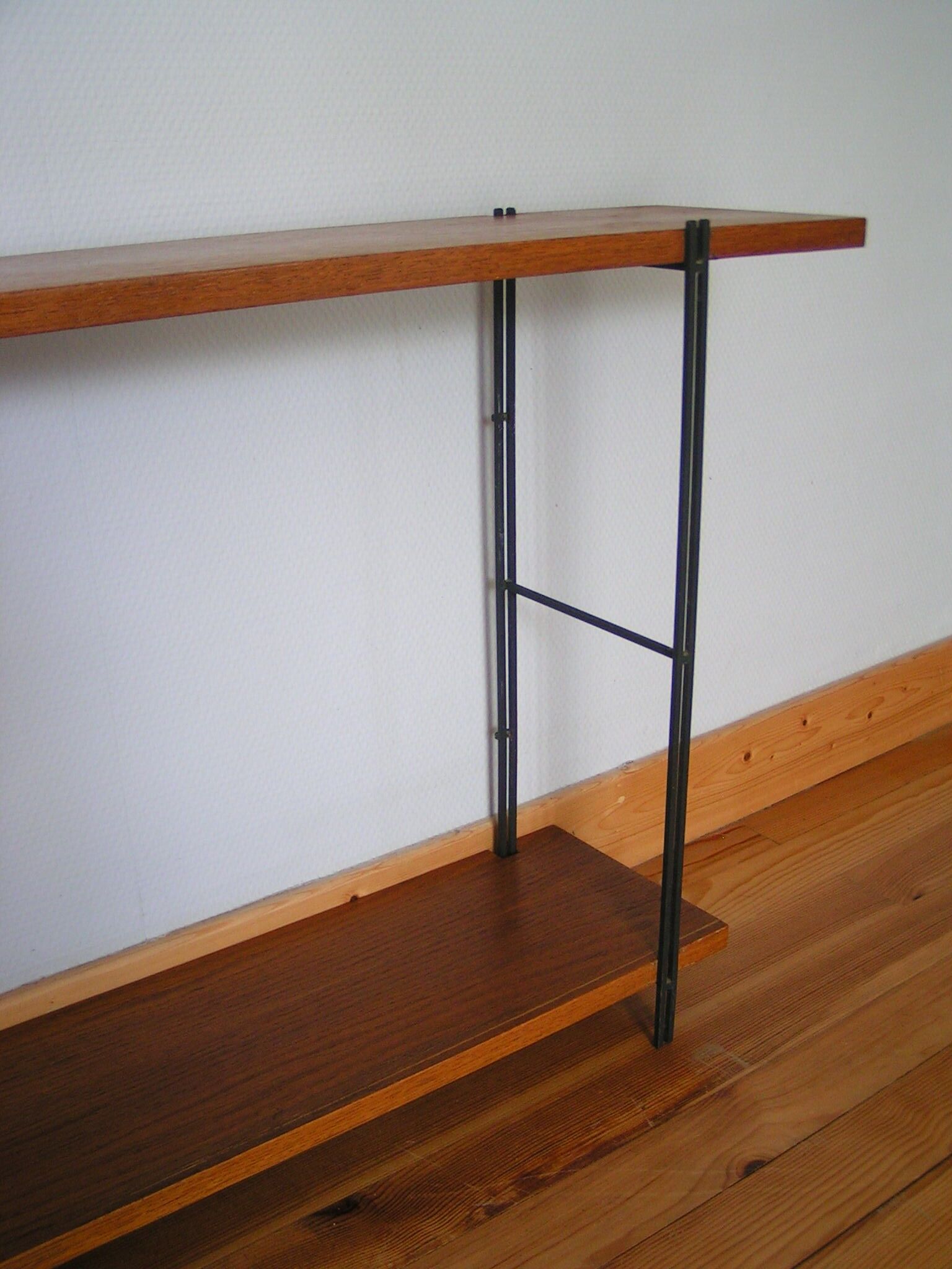 Flexible wall string
