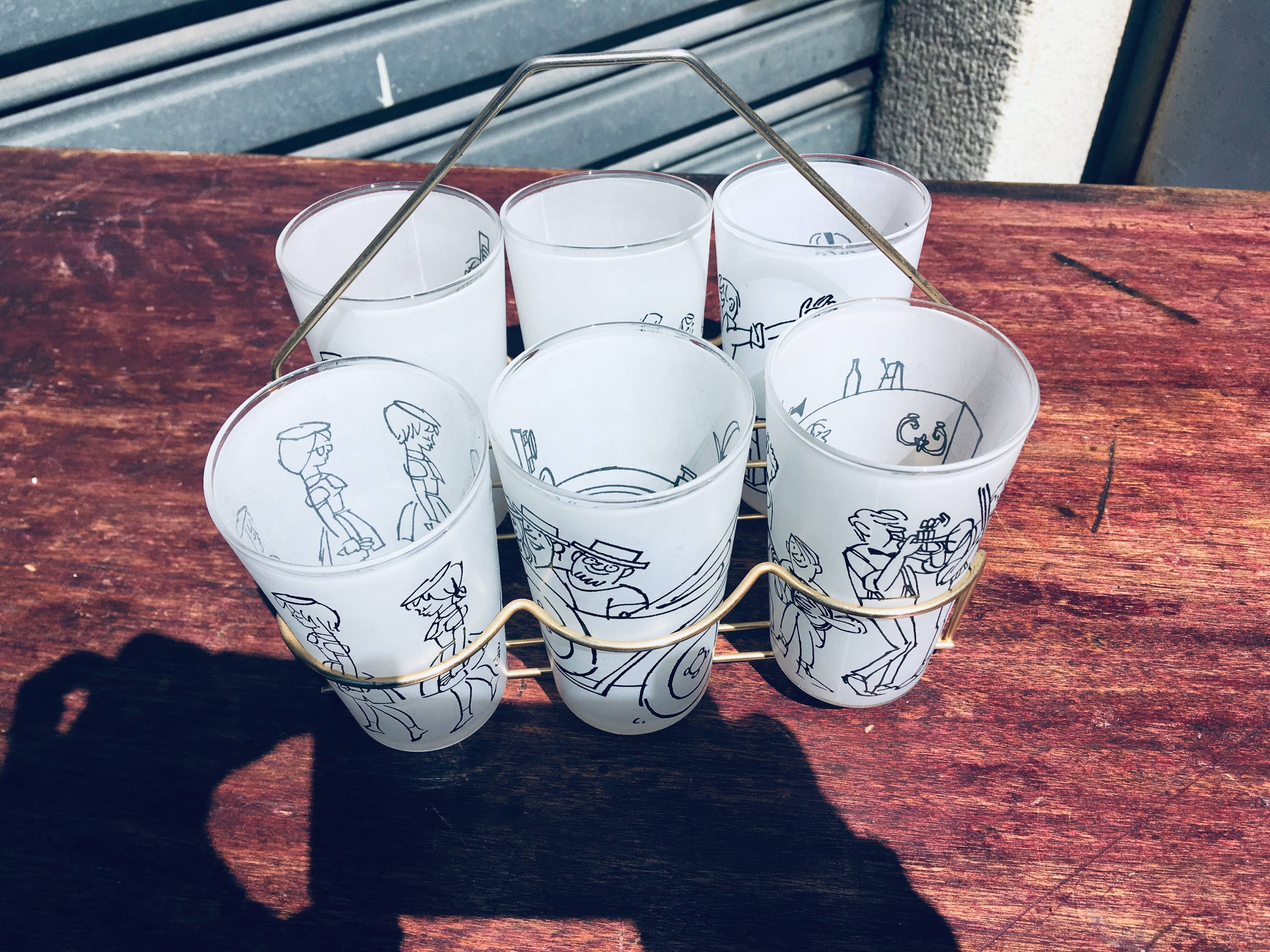 Set of glasses drawn by Cabù