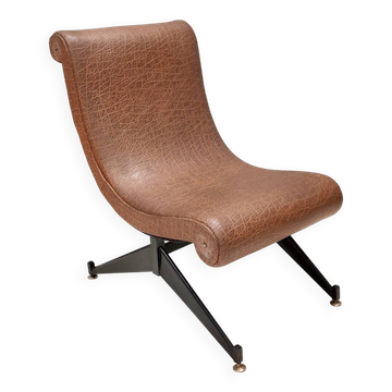 Fauteuil lounge en skaï marron avec pieds en métal verni noir, Italie