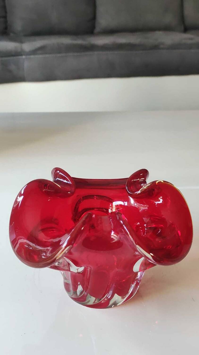 Murano empty pocket Floral shape 3 petals. In Murano Italian blown art glass. Ruby red