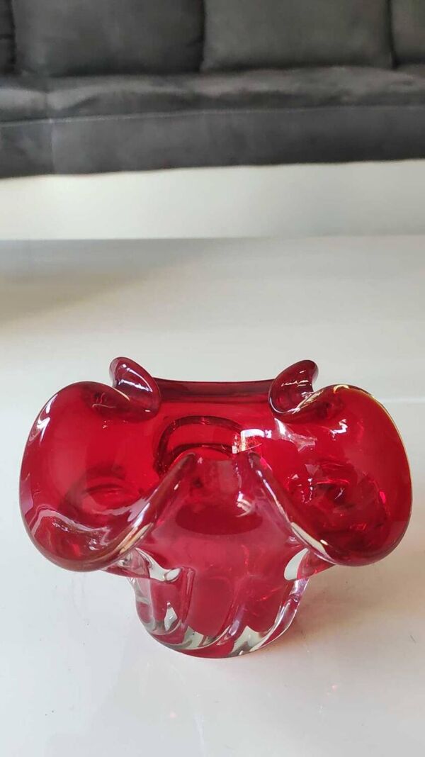 Vide poche Murano forme Florale 3 pétales. En verre d Art soufflé Murano Italie. Rouge rubis