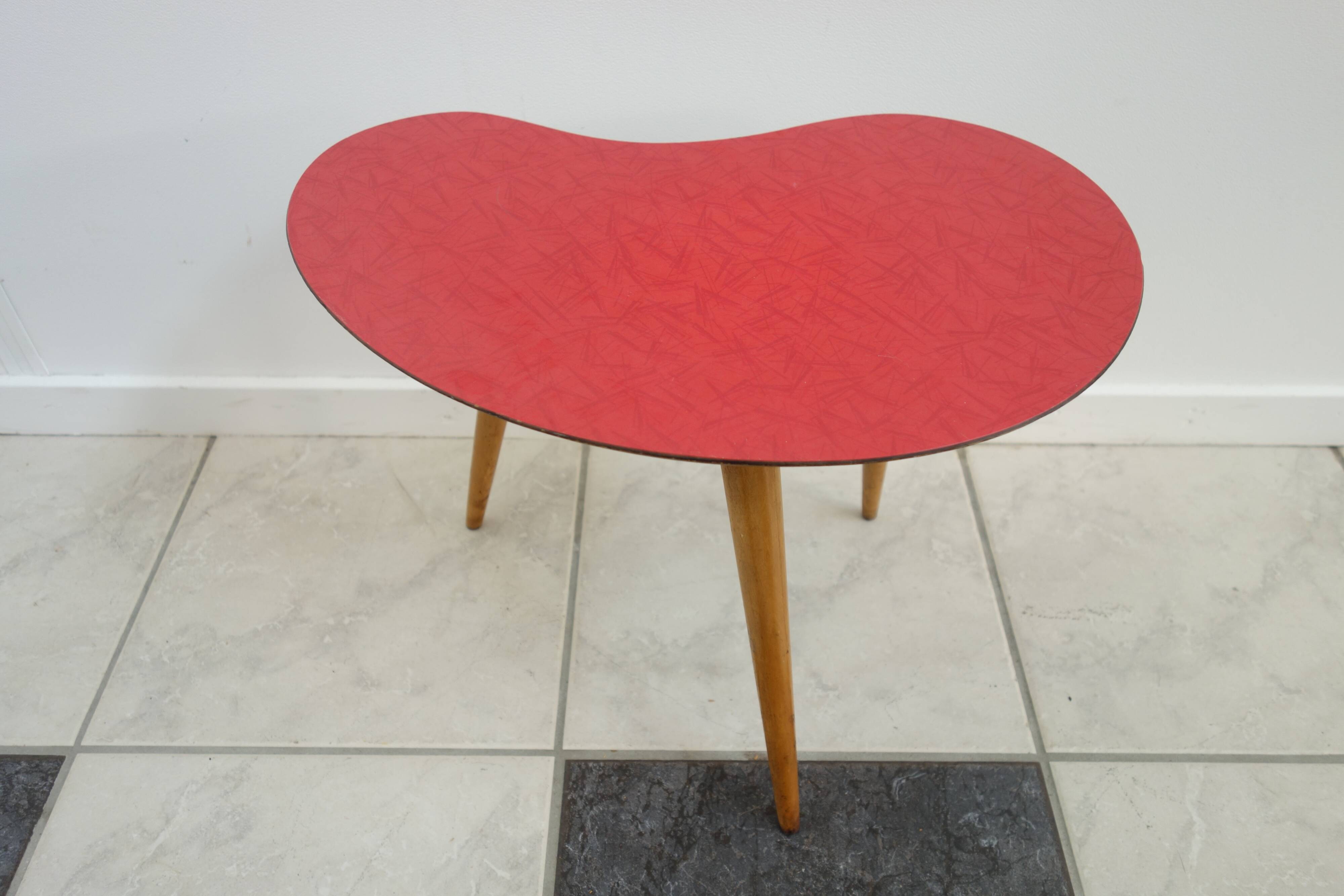 Table d'appoint des années 50 tripode en formica forme haricot