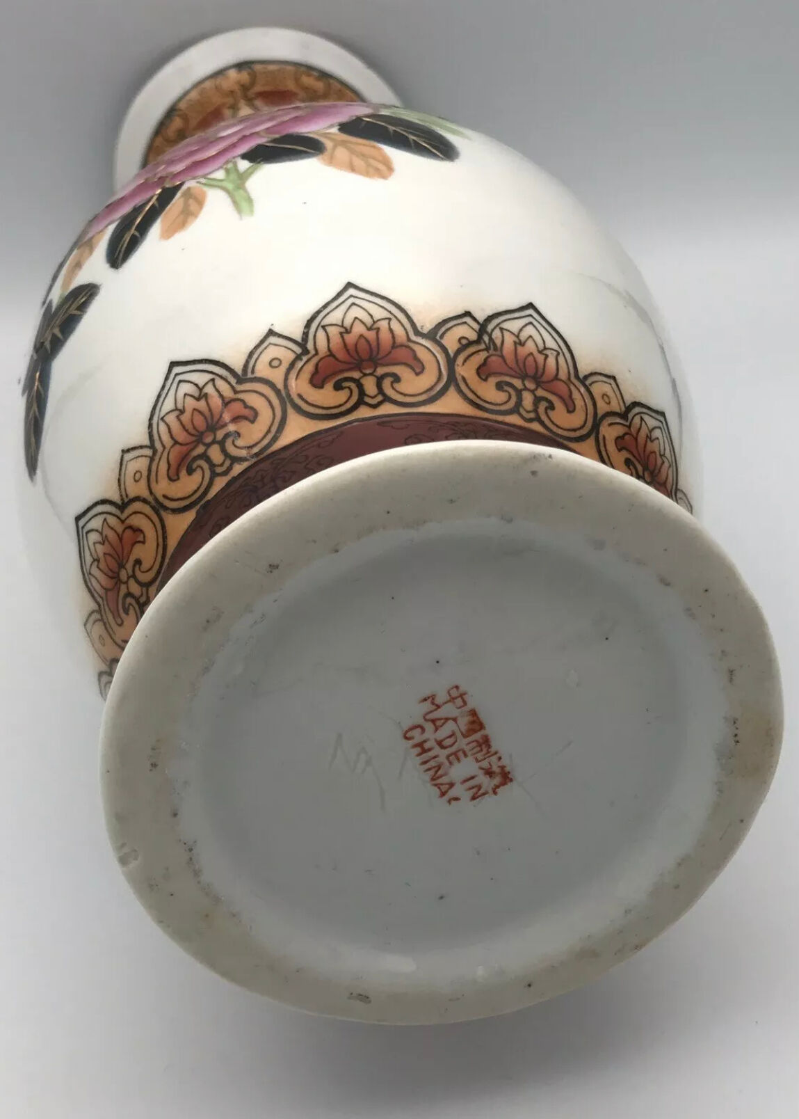 Vase in asian porcelain decorated with birds
