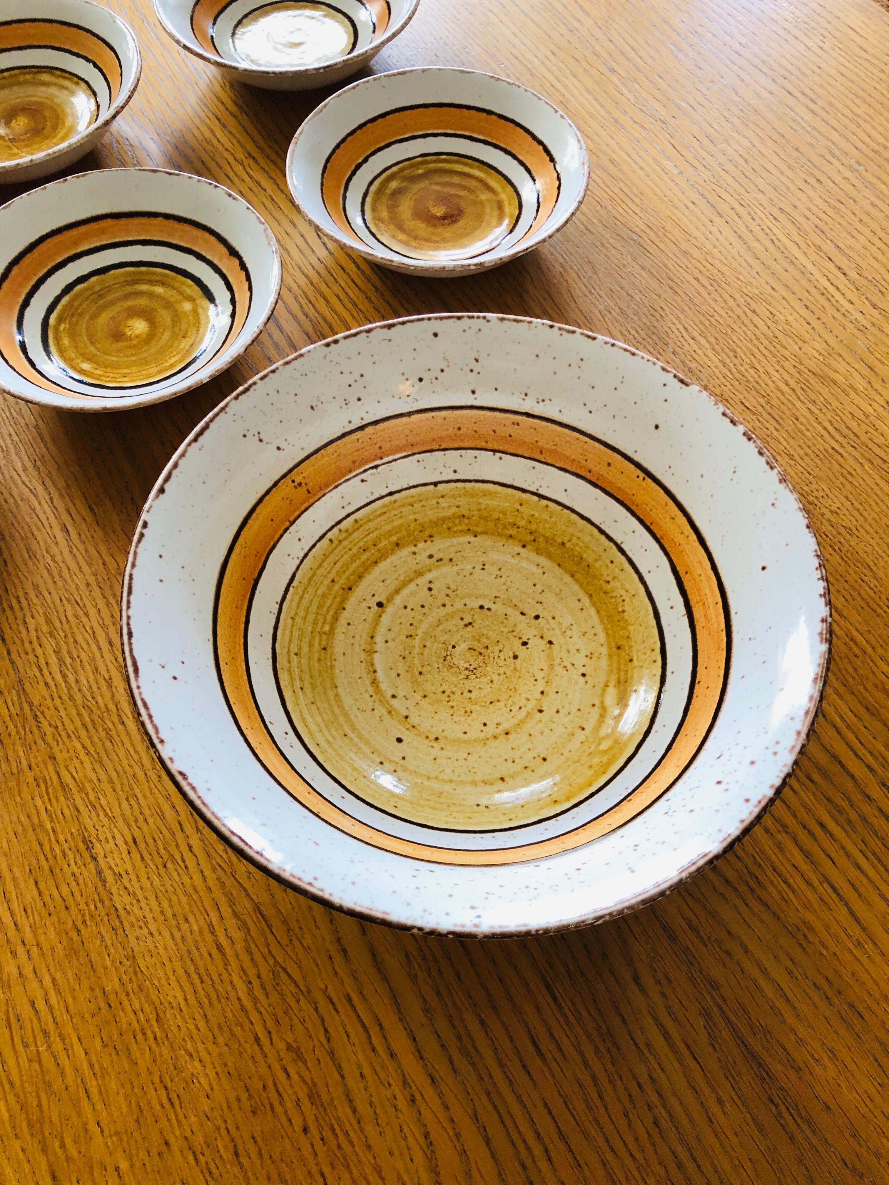 Salad bowl and 6 ceramic cups from Gien