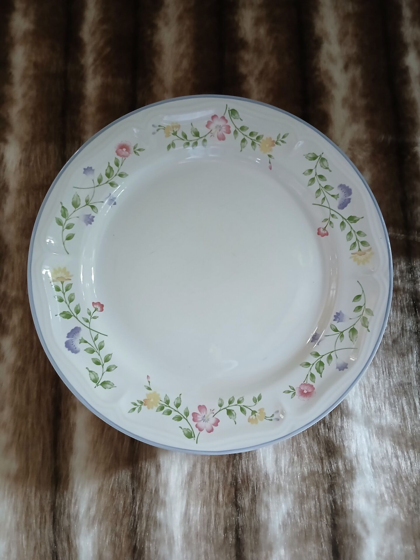 9 dinner plates English Garden