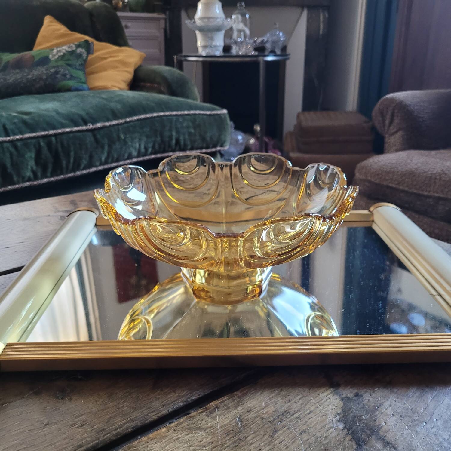 Coupe sur pied en verre ambre doré – design géométrique vintage
