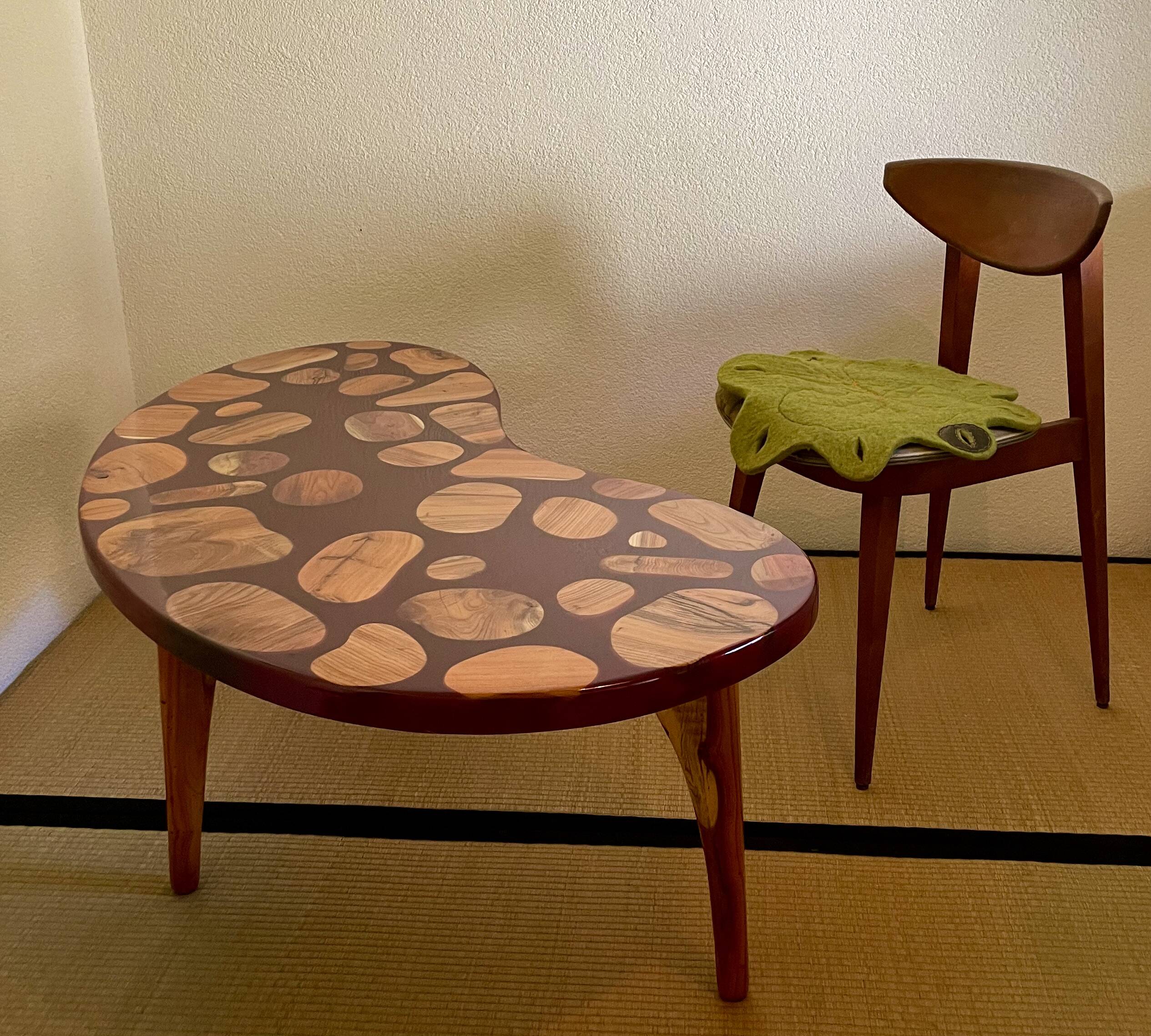 Coffee table, 70s design, Artist: "Vino Di Travolta", wood and resin