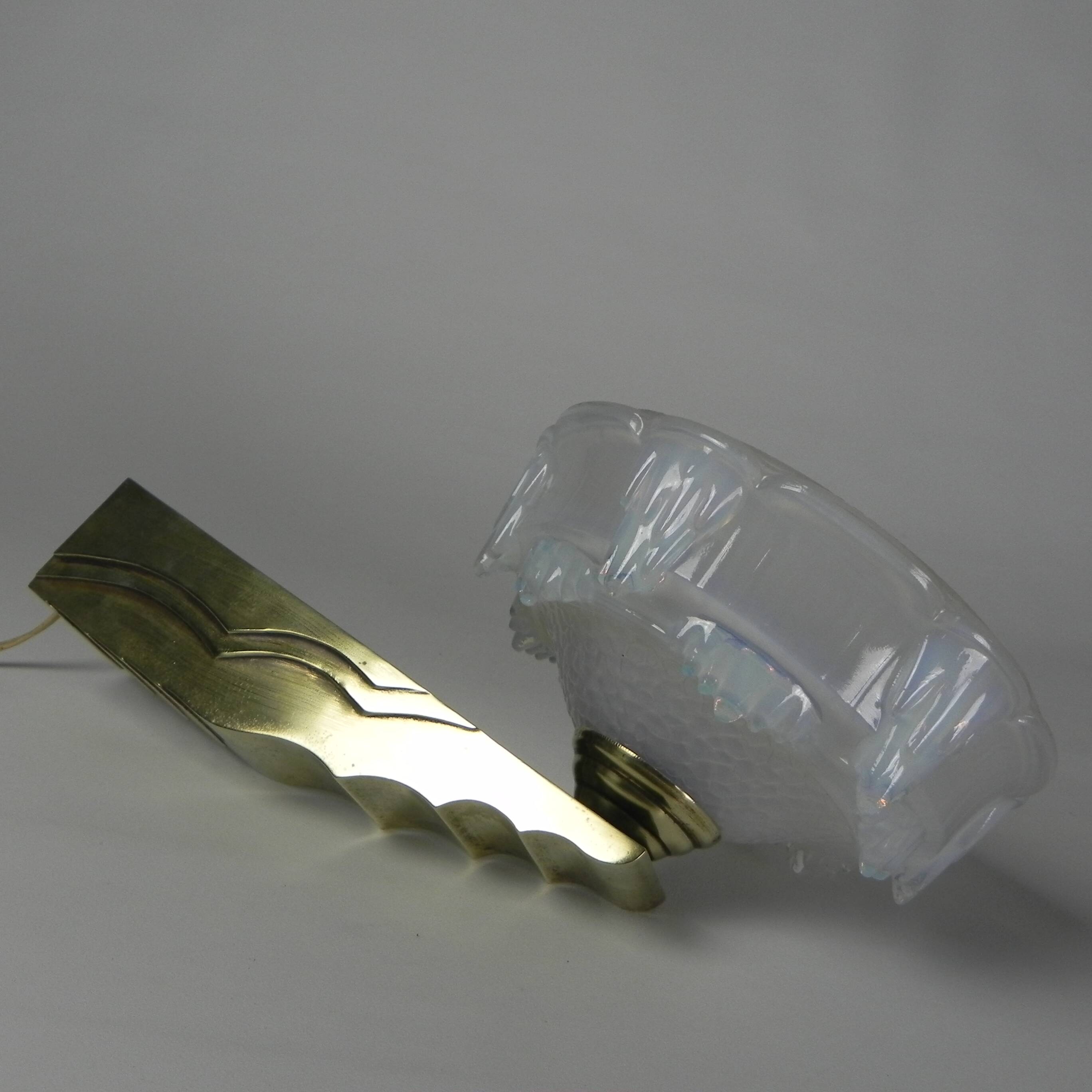 Art Deco wall lamp in opalescent glass, 1930s