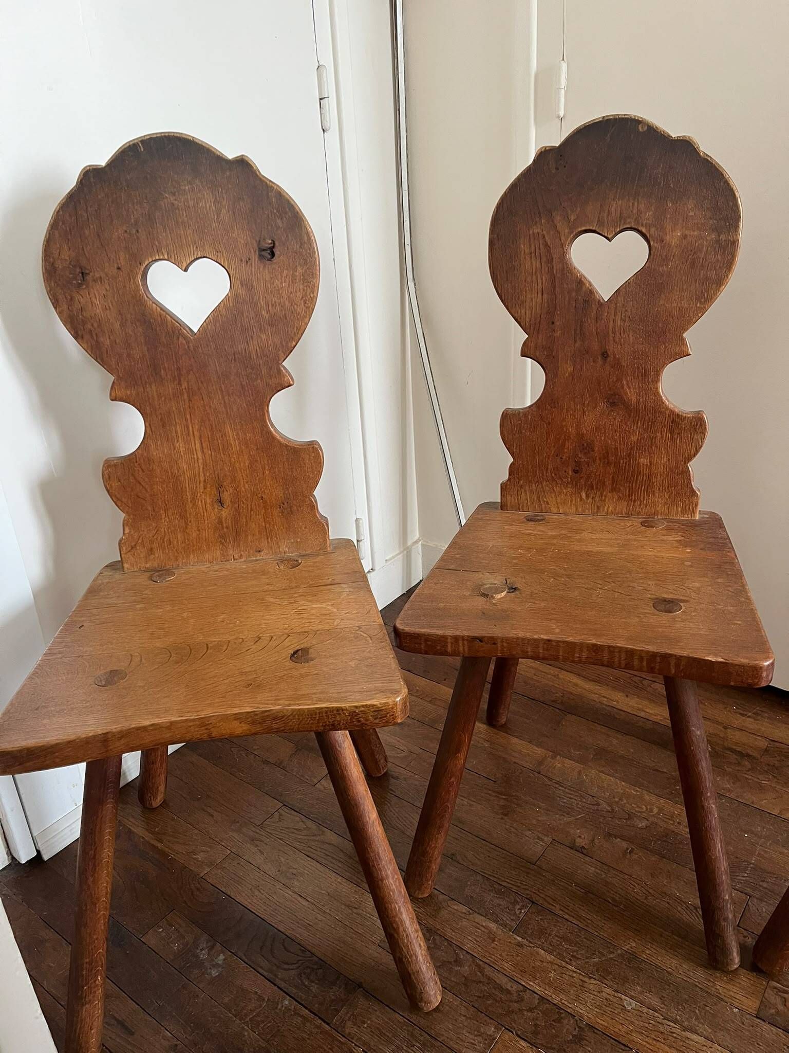 3 chaises brutalistes