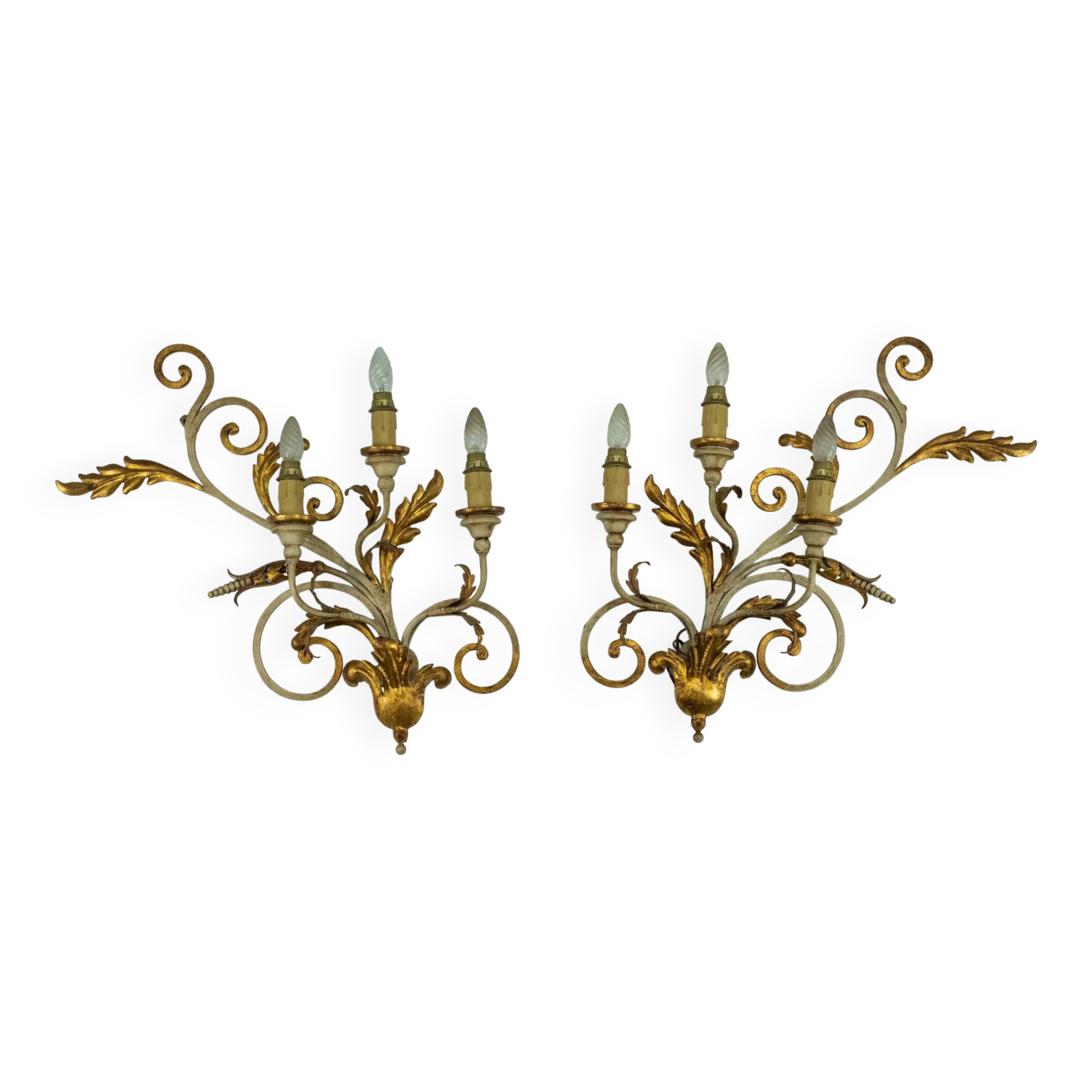 Pair of large floral wall lamps in gilded and lacquered metal. Italy 1960s