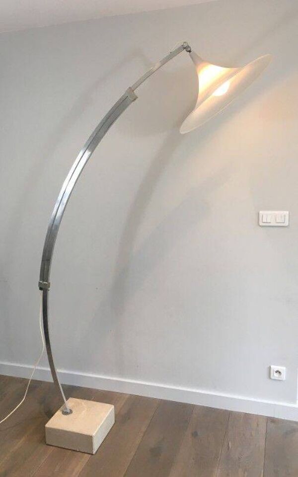 Rare lampadaire de parquet de style Arco en aluminium brossé, réflecteur conique en plastique blanc et socle de marbre carré