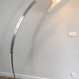 Rare lampadaire de parquet de style Arco en aluminium brossé, réflecteur conique en plastique blanc et socle de marbre carré
