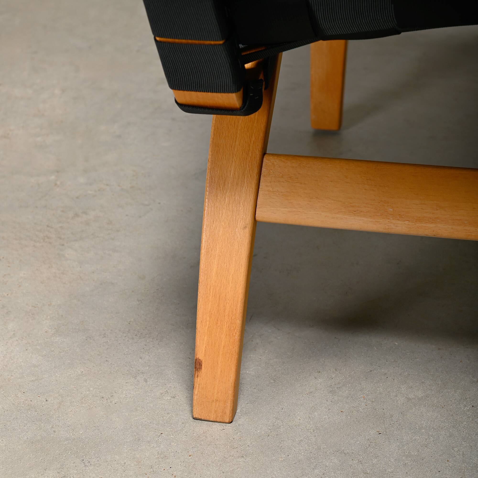 Fauteuil et pouf Bruno Mathsson Pernilla en bois de hêtre et sangles