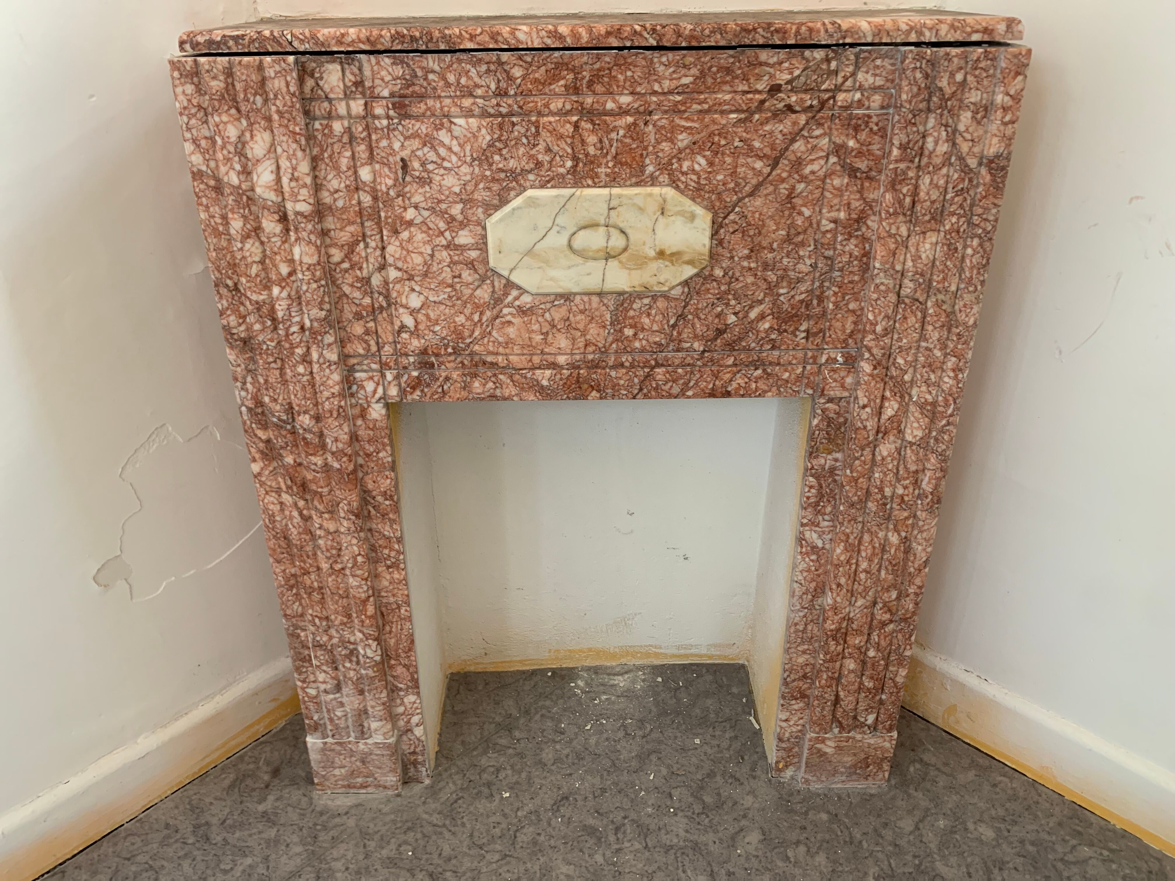 Cheminée art déco en marbre rose veiné XX siècle