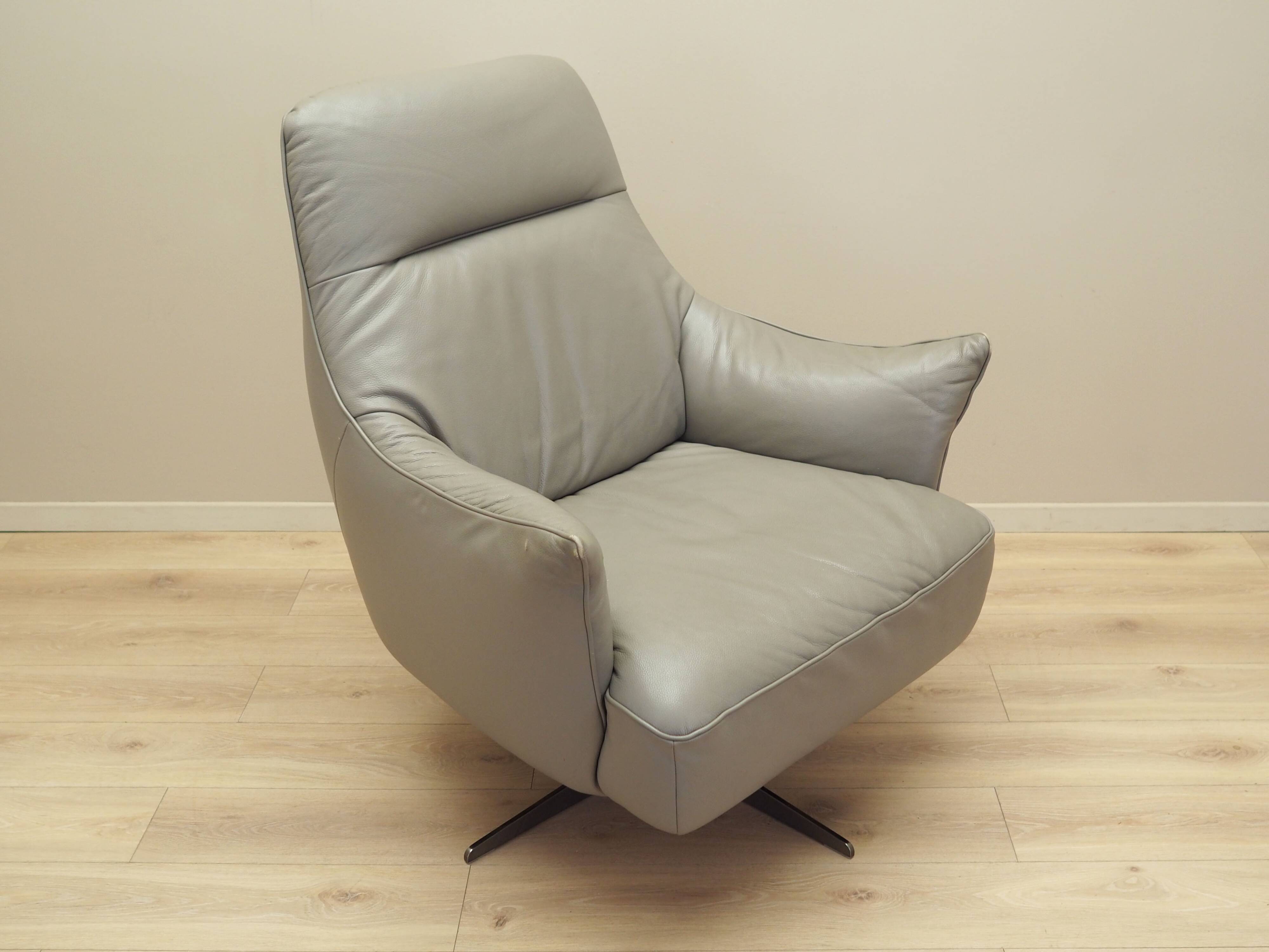 Leather swivel armchair, Italian design, 1990s, manufacture: Natuzzi